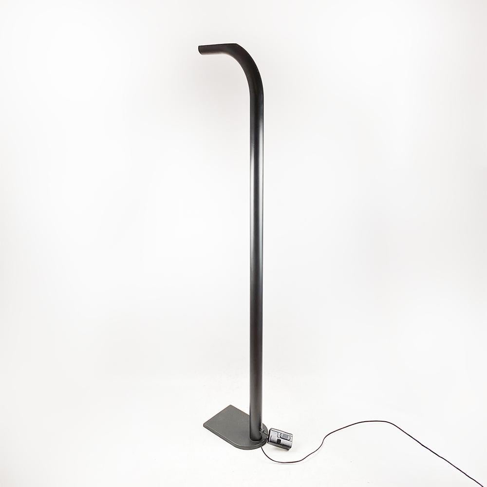 Oca Lamp designed by Marco Zotta for Eleusi, 1980's

Black lacquered metal with small defects and marks in the paint.

Working correctly. R7S halogen bulb

Measurements: 185x40x18 cm.