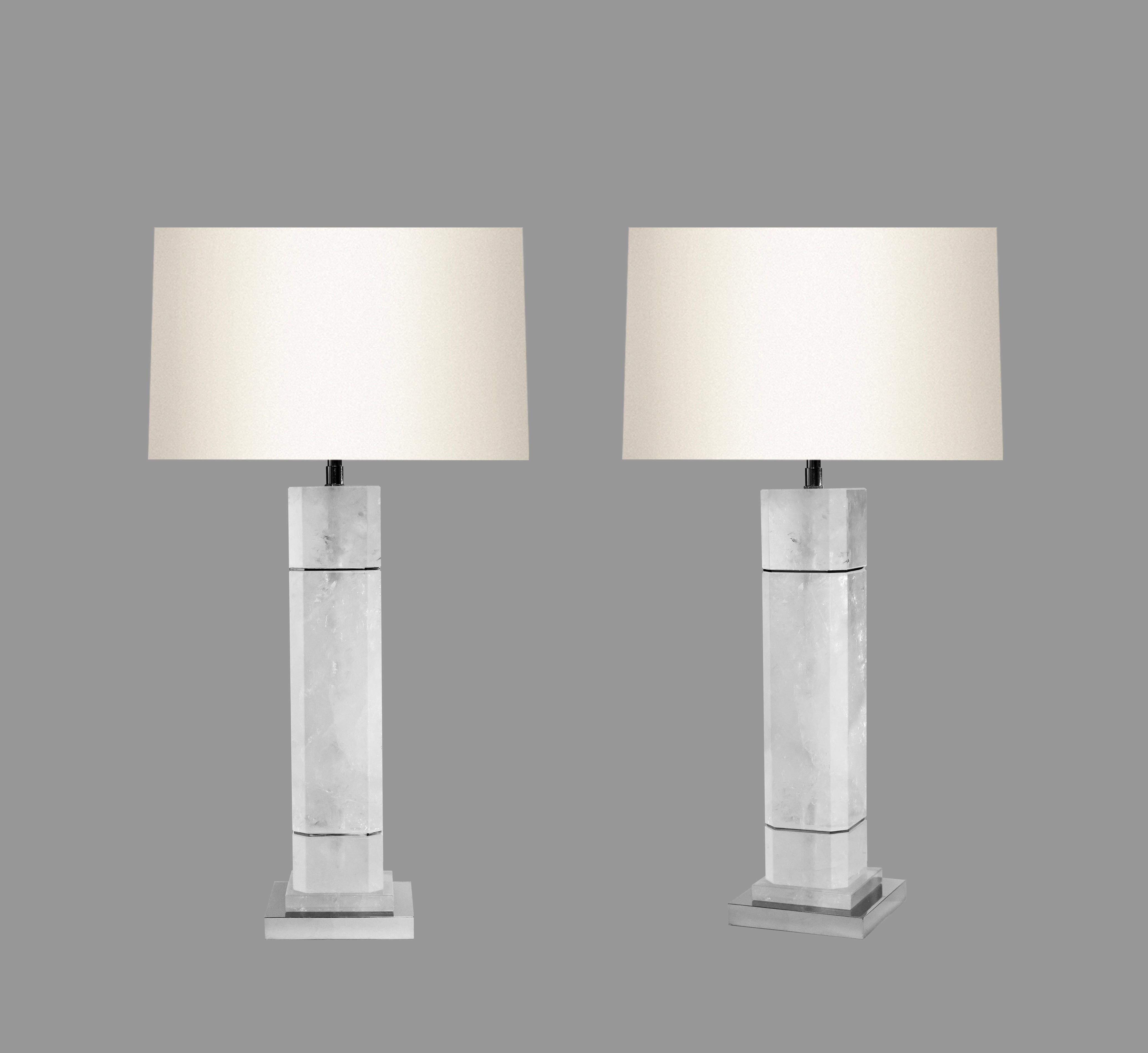 Un par de lámparas octogonales de cuarzo de cristal de roca en forma de columna con decoración de níquel pulido. Creado por Phoenix Gallery, NYC. 
Hasta la parte superior del cristal de roca: 15.5