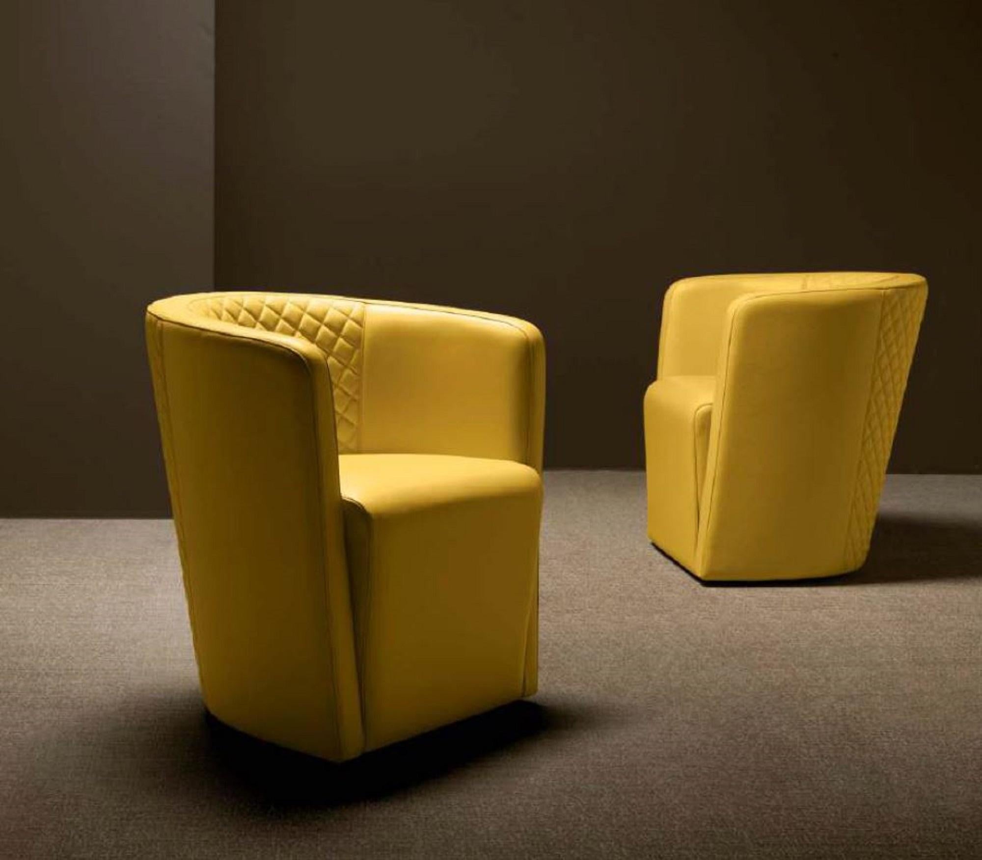 La poltrona occasionale Red Carpet di Malerba è un vero pezzo forte. Il suo design avvolgente, la seduta padellata e lo schienale trapuntato offrono un mix perfetto di comfort e raffinatezza. Rivestita in pelle o in tessuto, è ideale per gli spazi