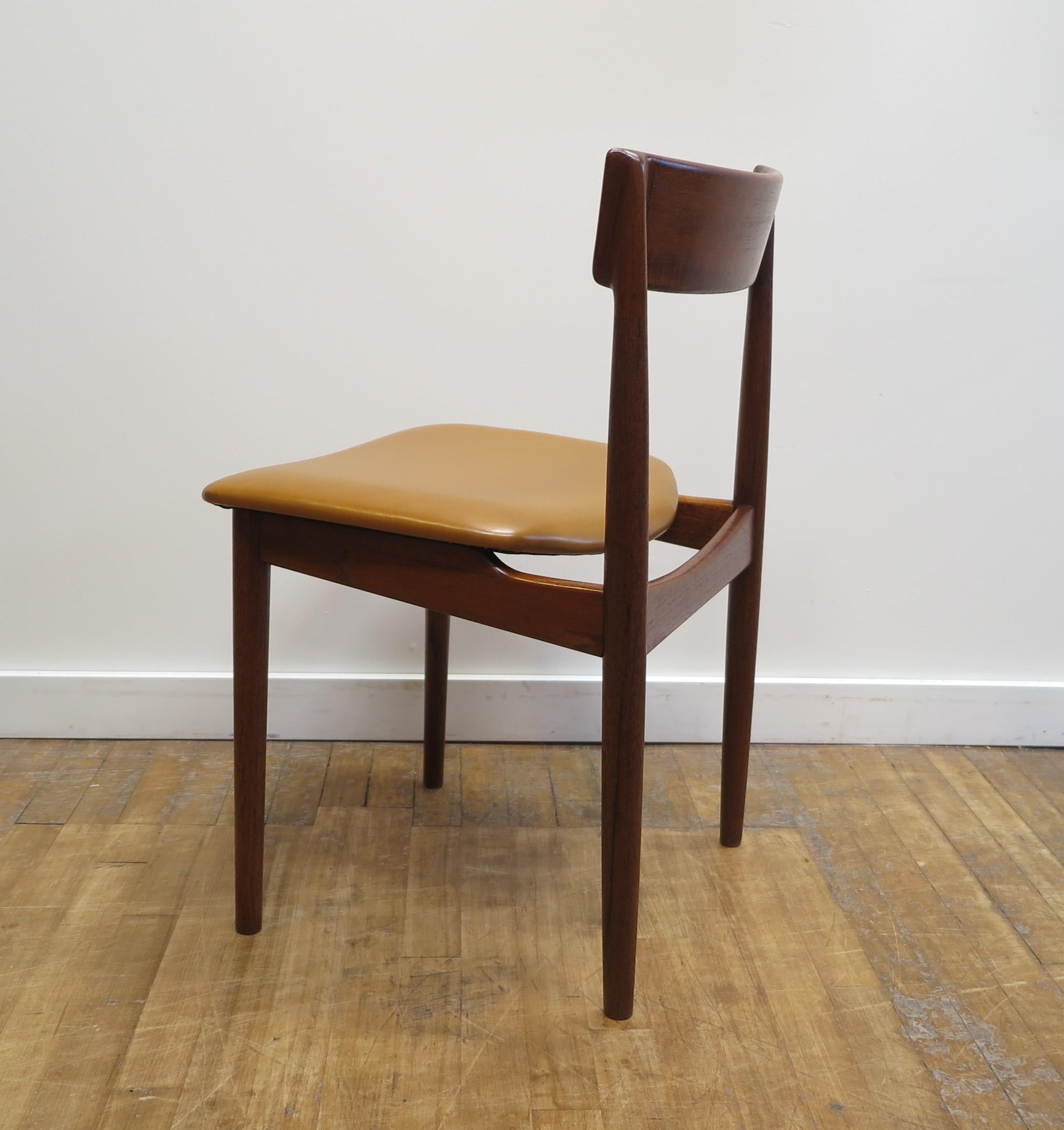 Occasional chair model 39, designed by Henry Rosengren Hansen  manufactured by Brande Moebelindustri 1960s.   Beautifully constructed of Rosewood with a Naugahyde leather seat.  In very good condition.  Danish oil finish with new seat covering.   A