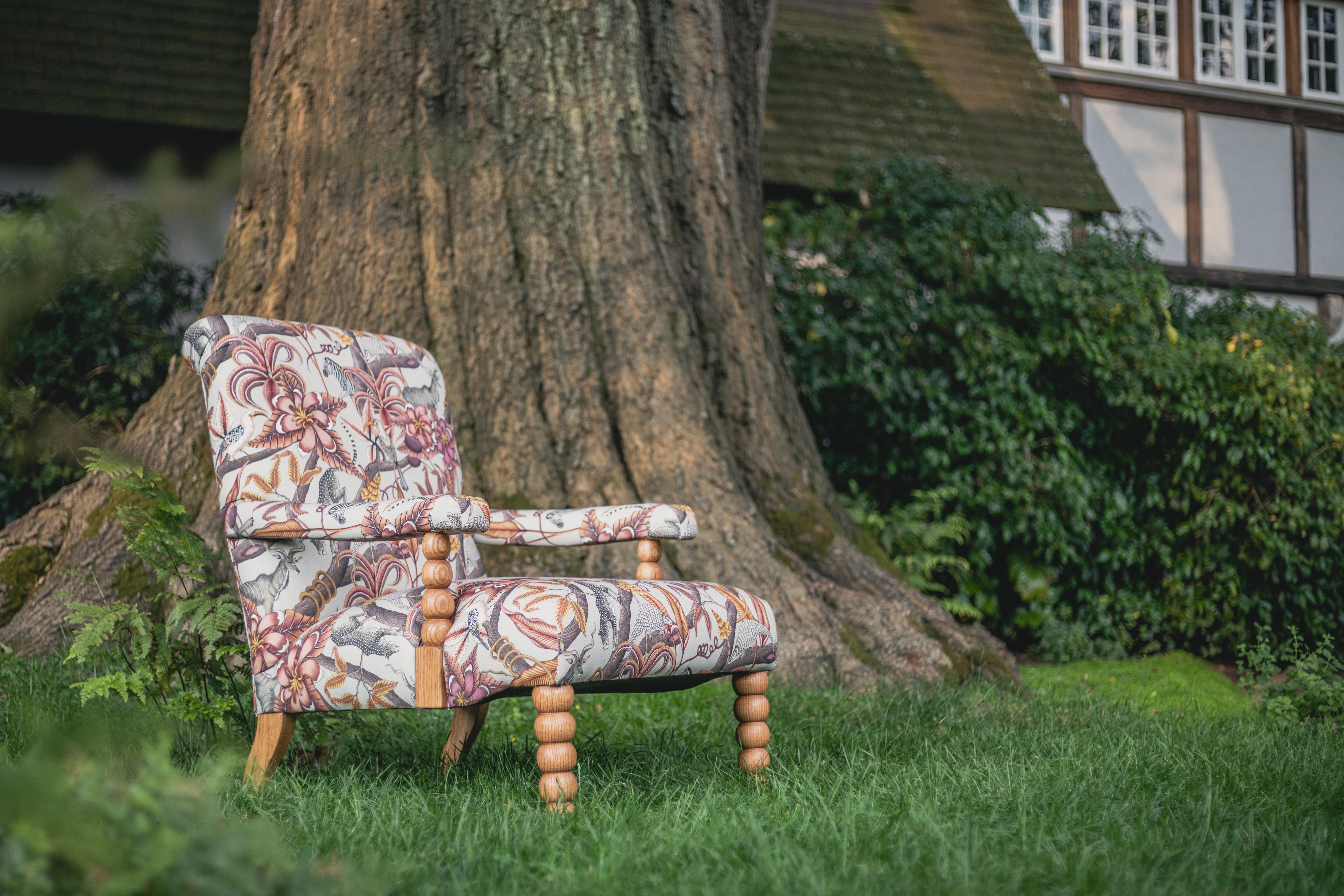 Occasional Chair - KUDU POD CHAIR - PANGOLIN PARK PLUM - VELVET - SEALED OAK In New Condition For Sale In New York, NY