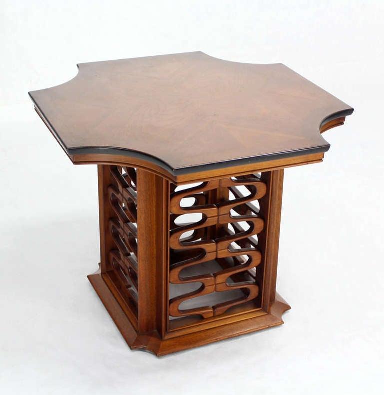 Mid-Century Modern Table d'appoint finement sculptée en noyer massif Plateau figuratif Milieu de siècle  en vente