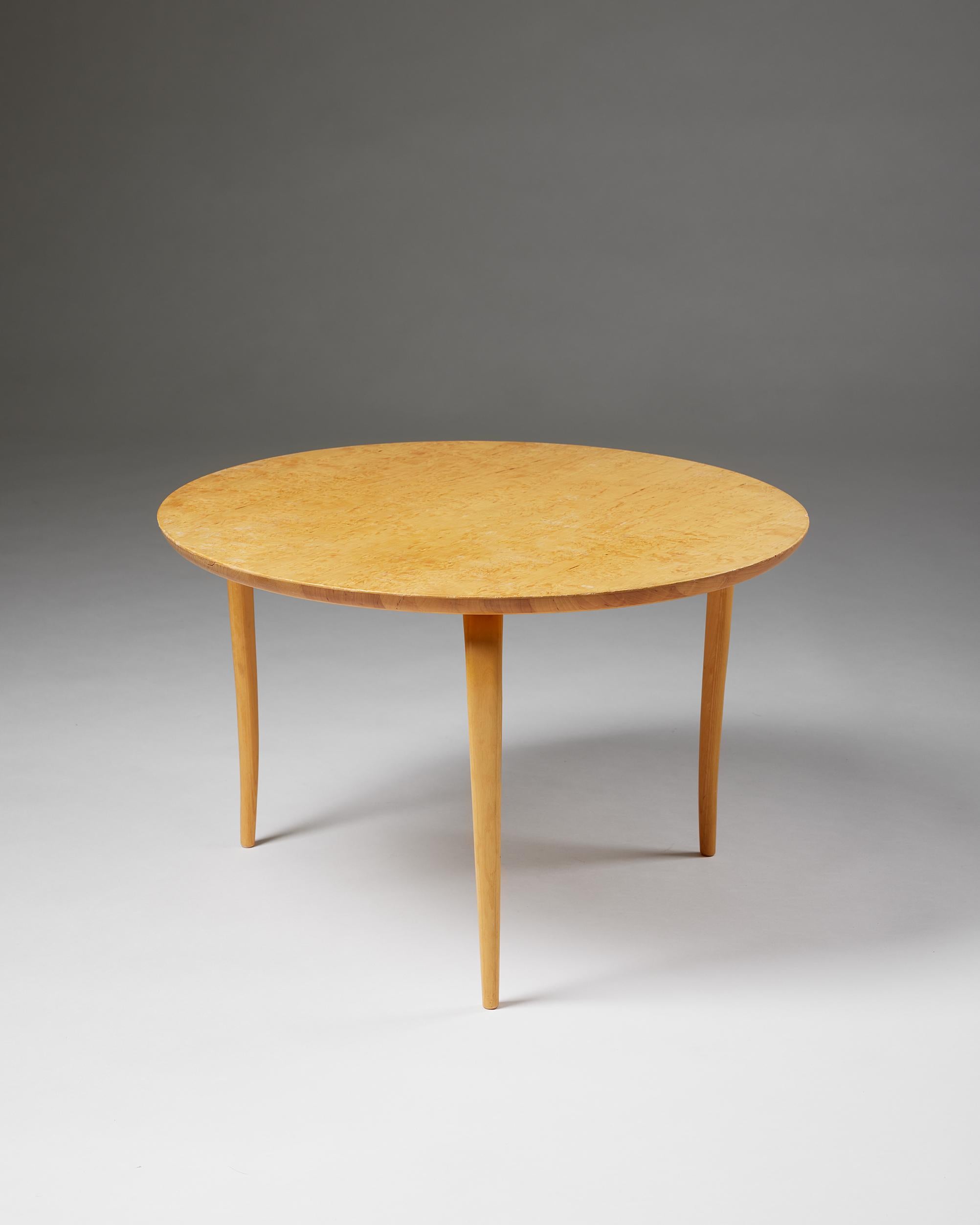 Table d'appoint 'Annika' conçue par Bruno Mathsson pour Karl Mathsson,
Suède, 1976.

Birch.

Estampillé.

H : 41,5 cm
Diamètre : 65 cm
