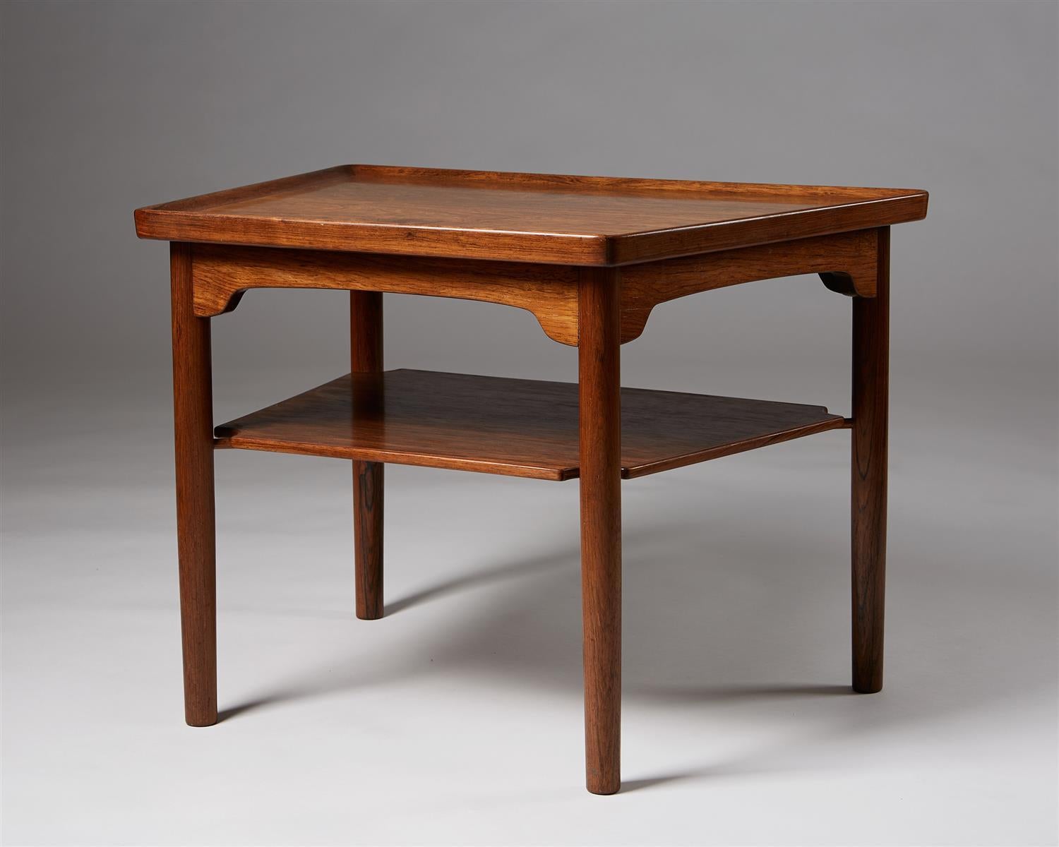 Occasional table anonymous,
Denmark. 1950s.

Brazilian rosewood.

Irregular form.

Dimensions:
H: 58 cm/ 22 3/4''
L: 80 cm/ 31 1/2''
D: 60 cm/ 23 1/2''