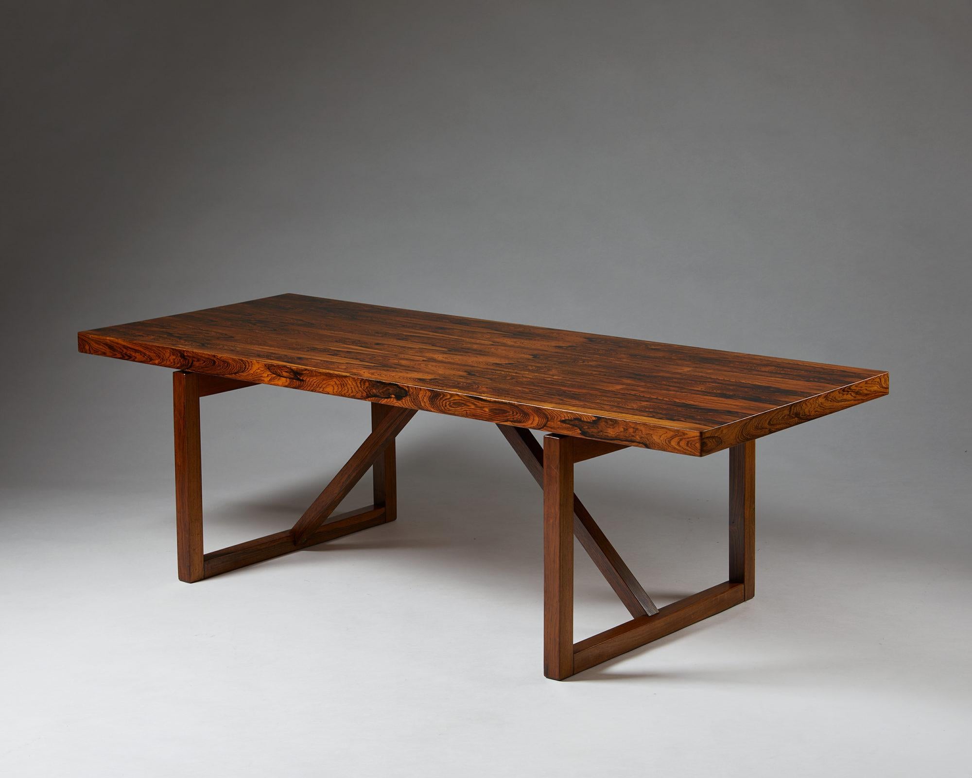 Table d'appoint, anonyme,
Danemark. 1960s

Bois de rose brésilien.

Dimensions :
H : 52,5 cm / 1' 8 3/8