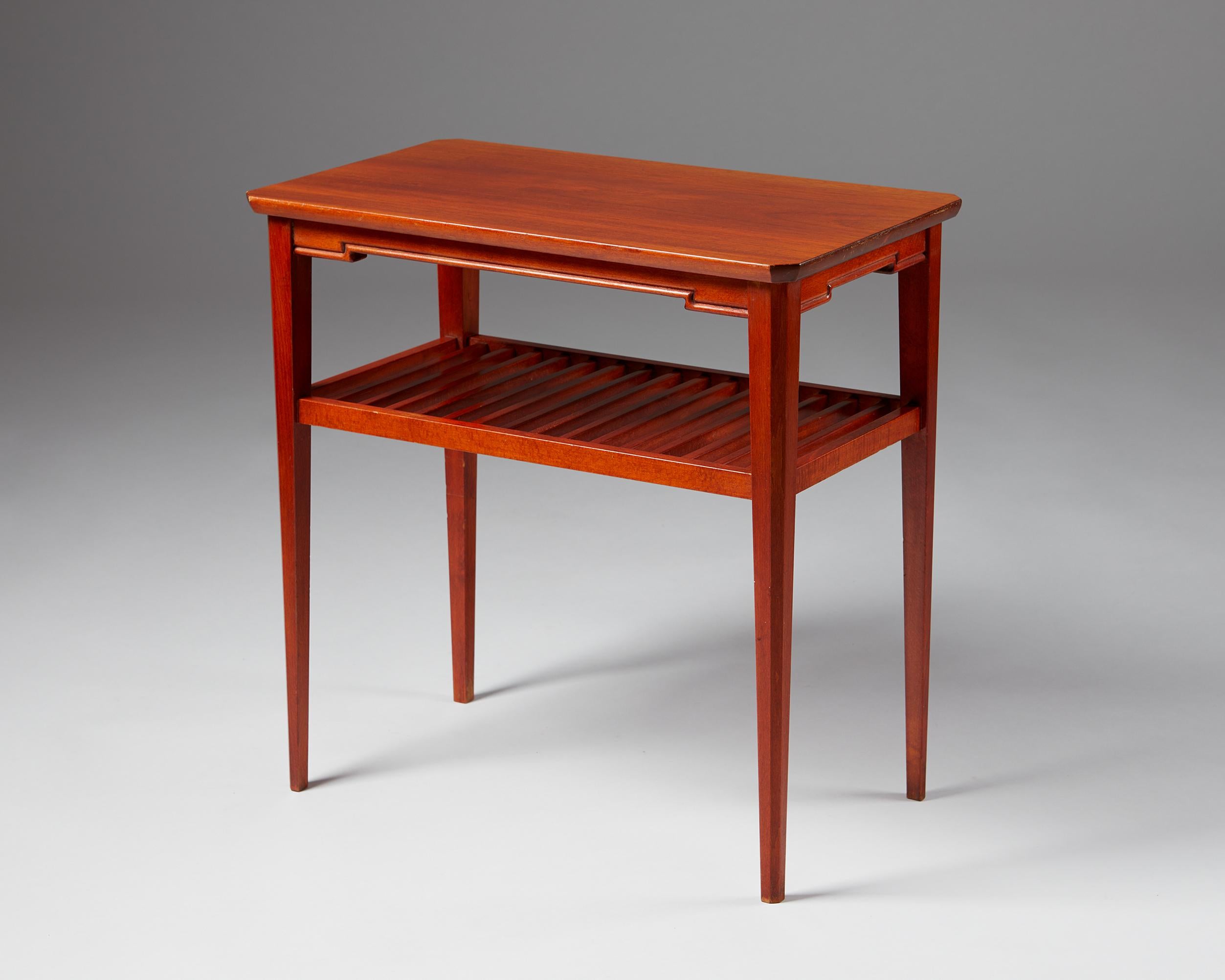 Occasional table, anonymous,
Sweden. 1940s.

Mahogany.

Dimensions: 
H: 60.5 cm / 23 3/4