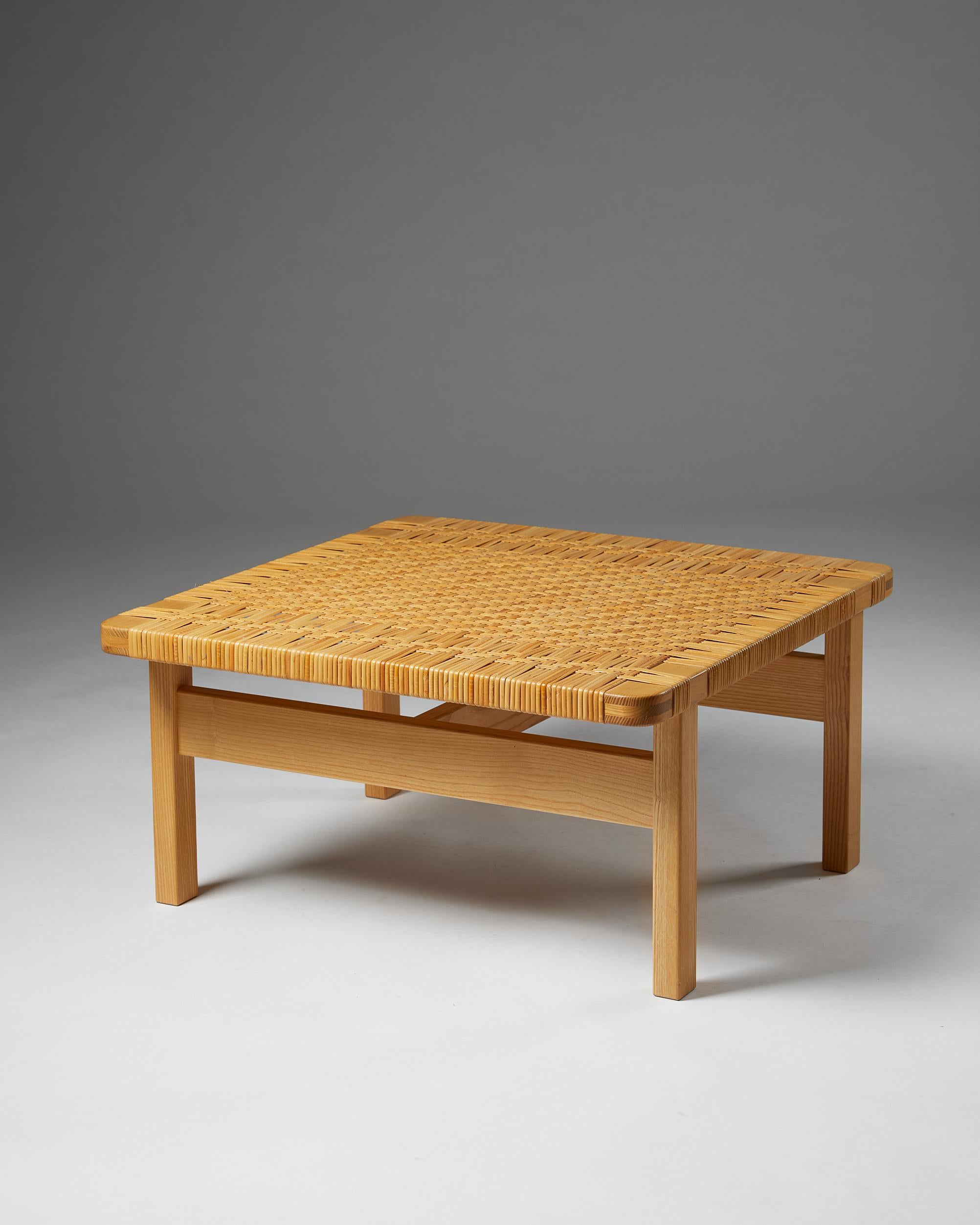 Occasional table/ Bench model 5274, designed by Börge Mogensen for Fredericia Stolefabrik,
Denmark. 1950's.

Oak and cane.

Measurements:
W: 69 cm/ 27