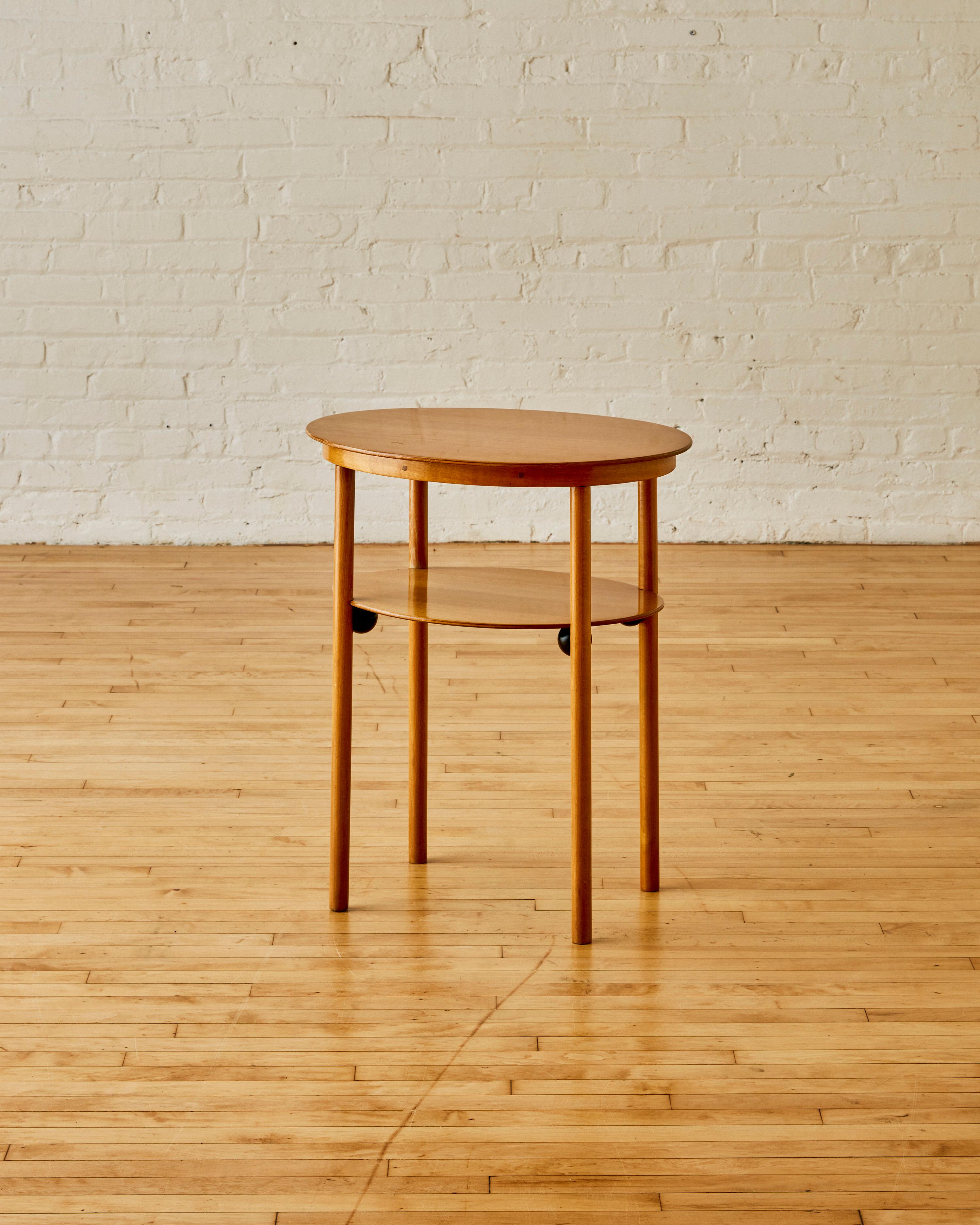 Table d'appoint de Josef Hoffmann pour J. et J. Kohn en hêtre et bois laqué C. 1905. Le dessous de la table comporte une deuxième tablette inférieure et un motif sphérique. La marque du fabricant est 