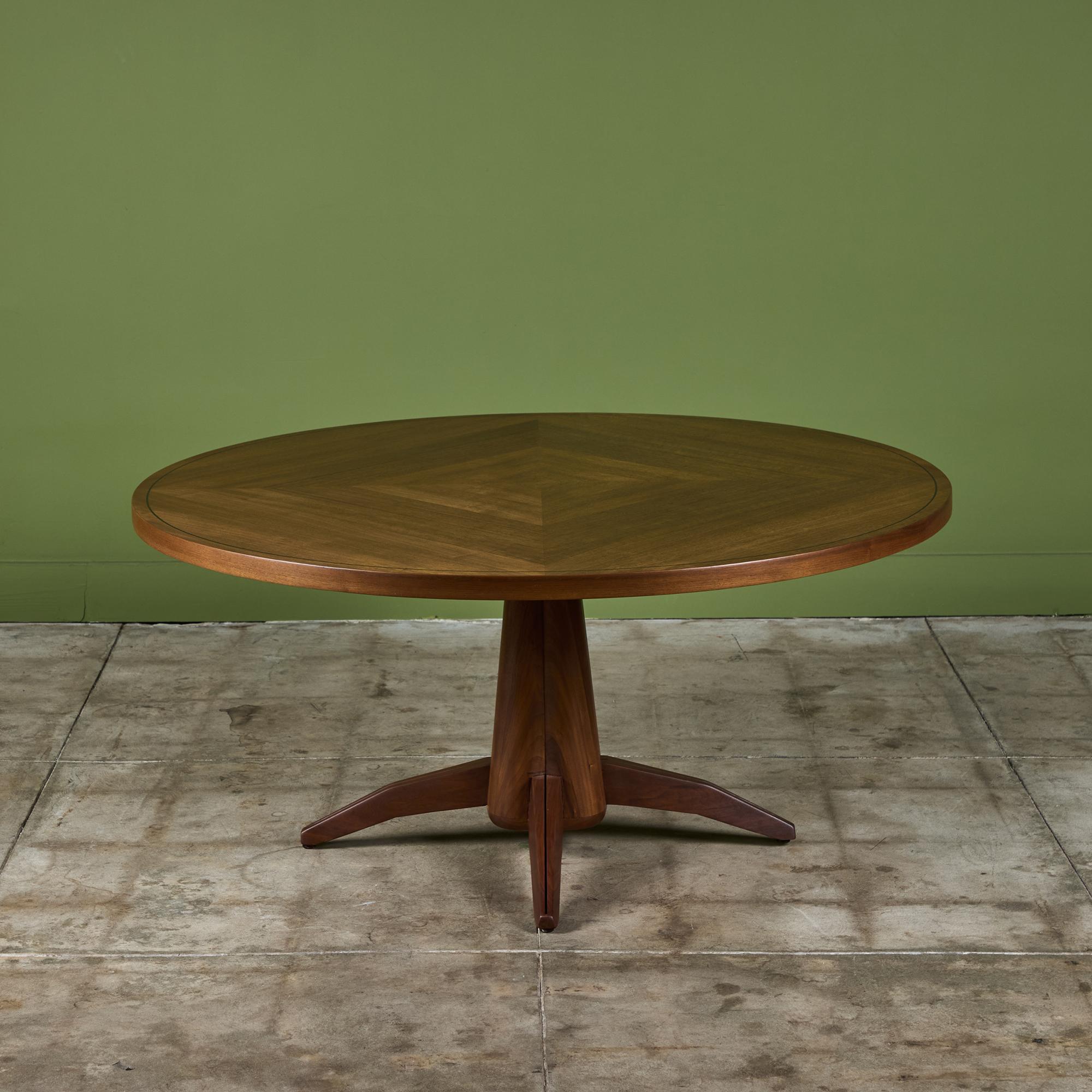 Table d'appoint ronde par Maurice Bailey pour Monteverdi-Young. Cette pièce serait parfaite comme grande table d'entrée dans un foyer ou comme table de jeu. Le plateau en noyer est orné d'un magnifique diamant assorti d'un bord noir ébonisé. La