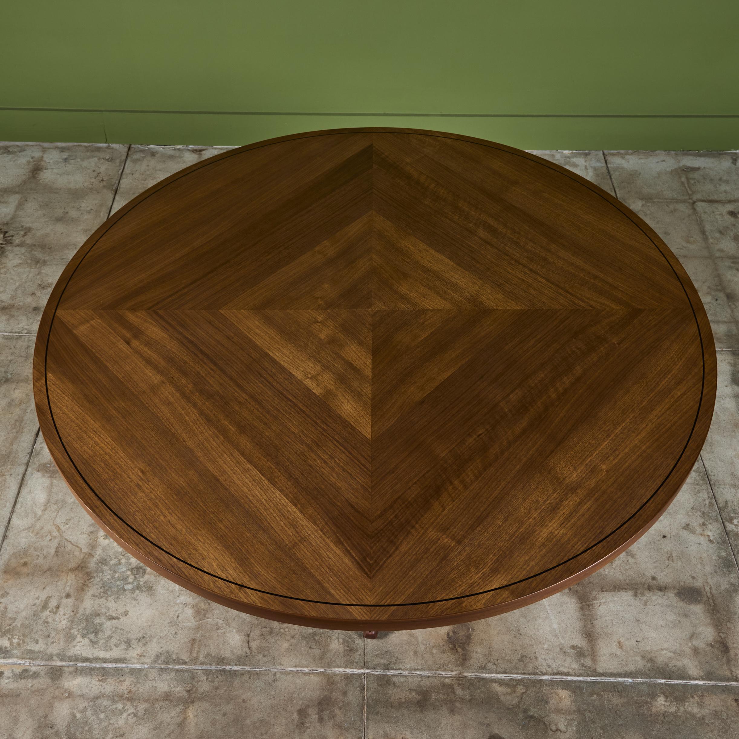 Noyer Table d'appoint Maurice Bailey pour Monteverdi Young en vente