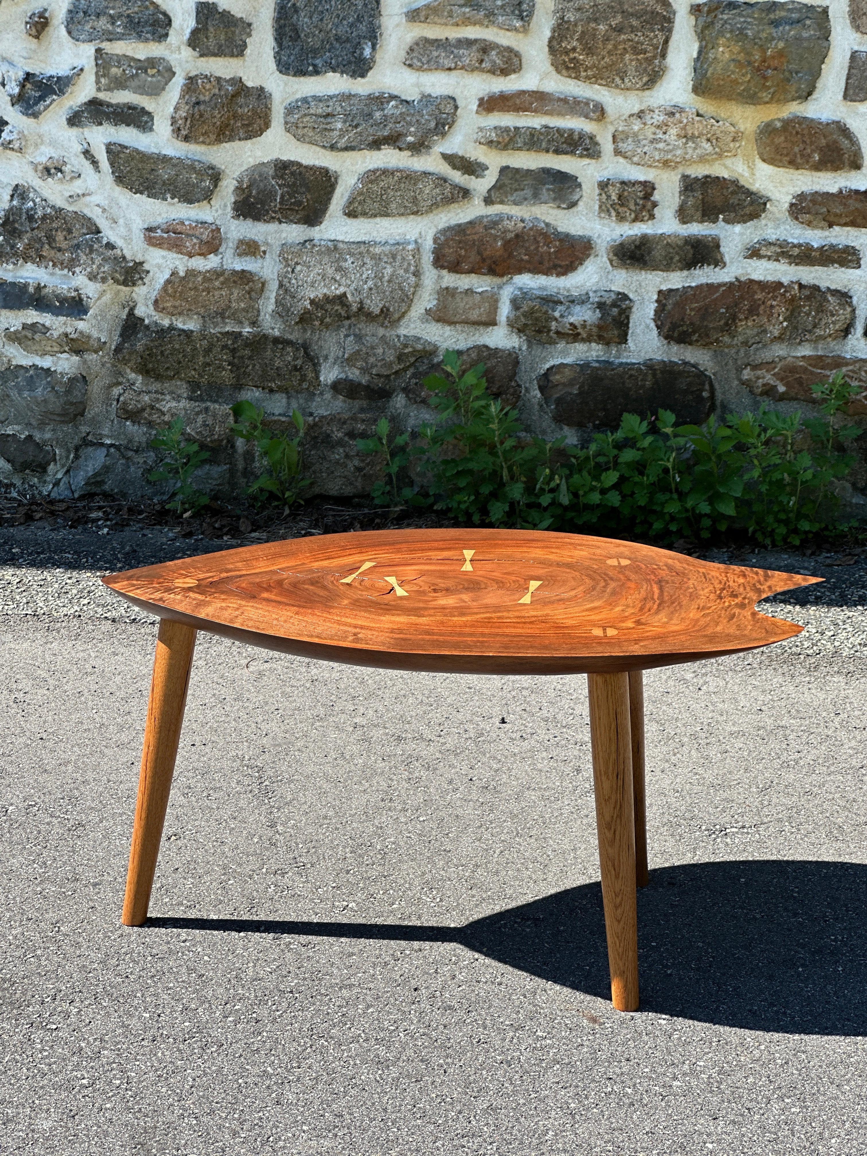 Mesa auxiliar de Michael Oates - Mayfly Studio Tallado en venta