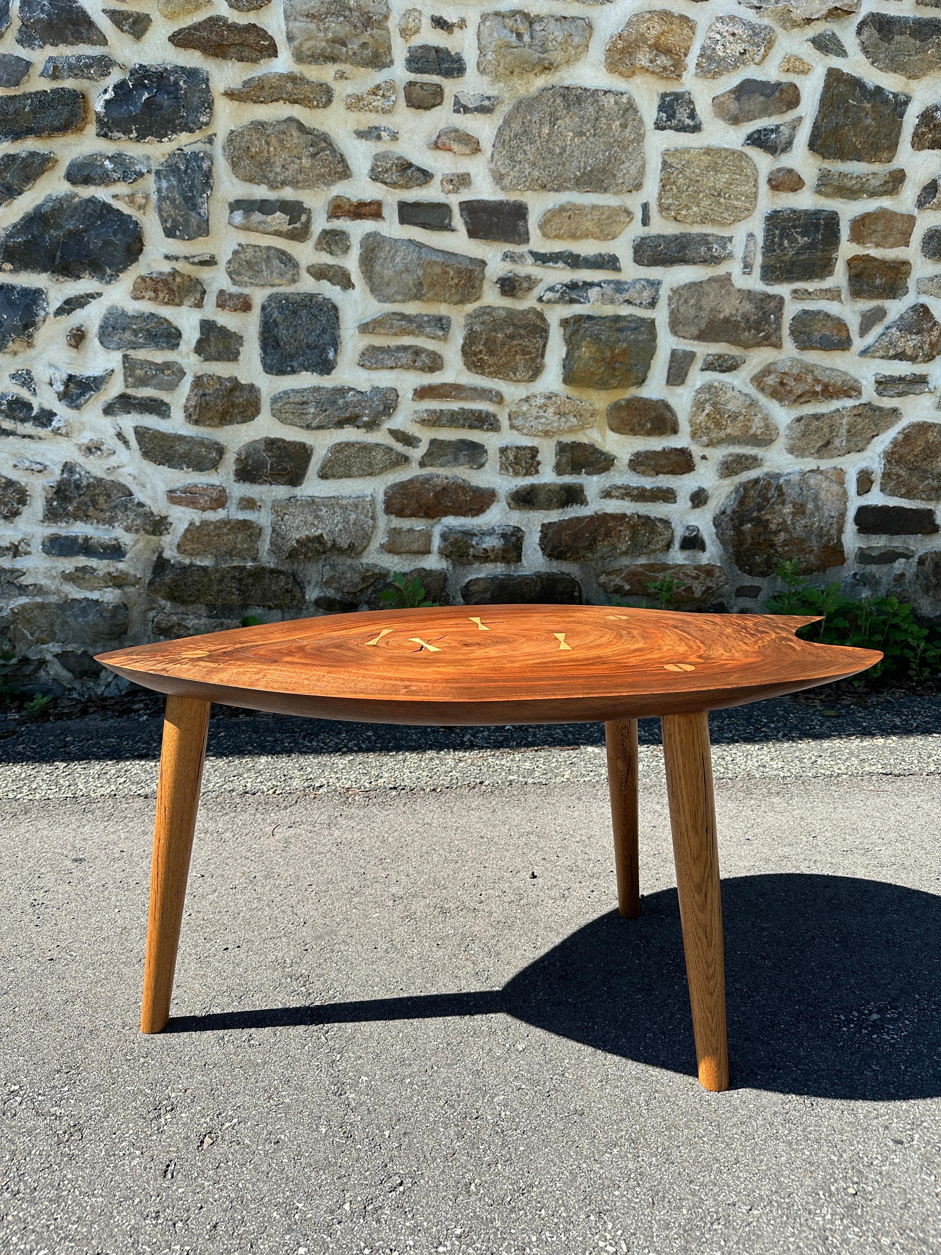 Esta mesa auxiliar 2024 del diseñador Michael Oates muestra un equilibrio magistral de belleza natural y artesanía. El tablero está fabricado en nogal negro americano muy labrado, destacando los ricos patrones de veteado en remolino y los bordes
