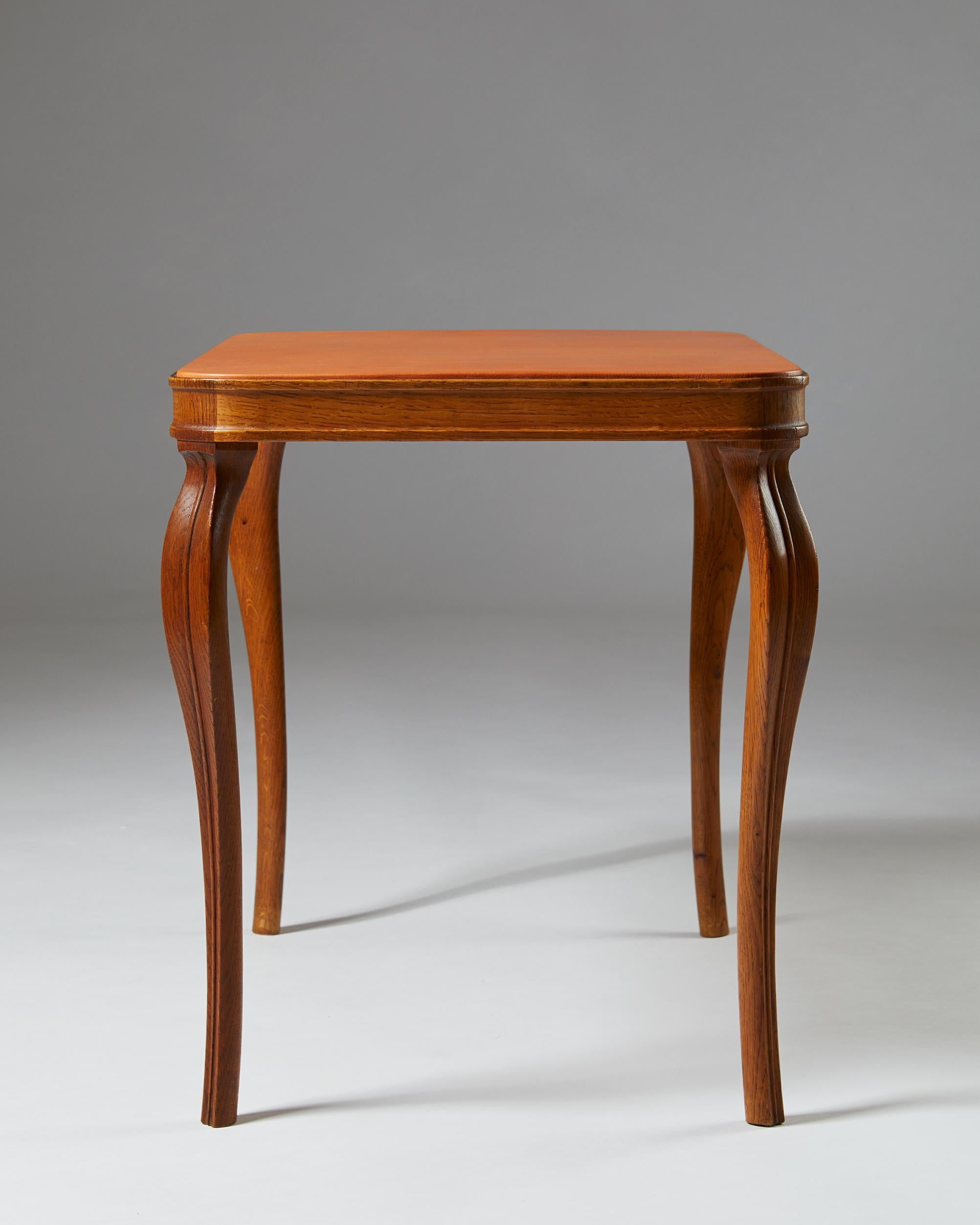 Scandinavian Modern Occasional Table Designed by Frits Henningsen, Denmark, 1930s