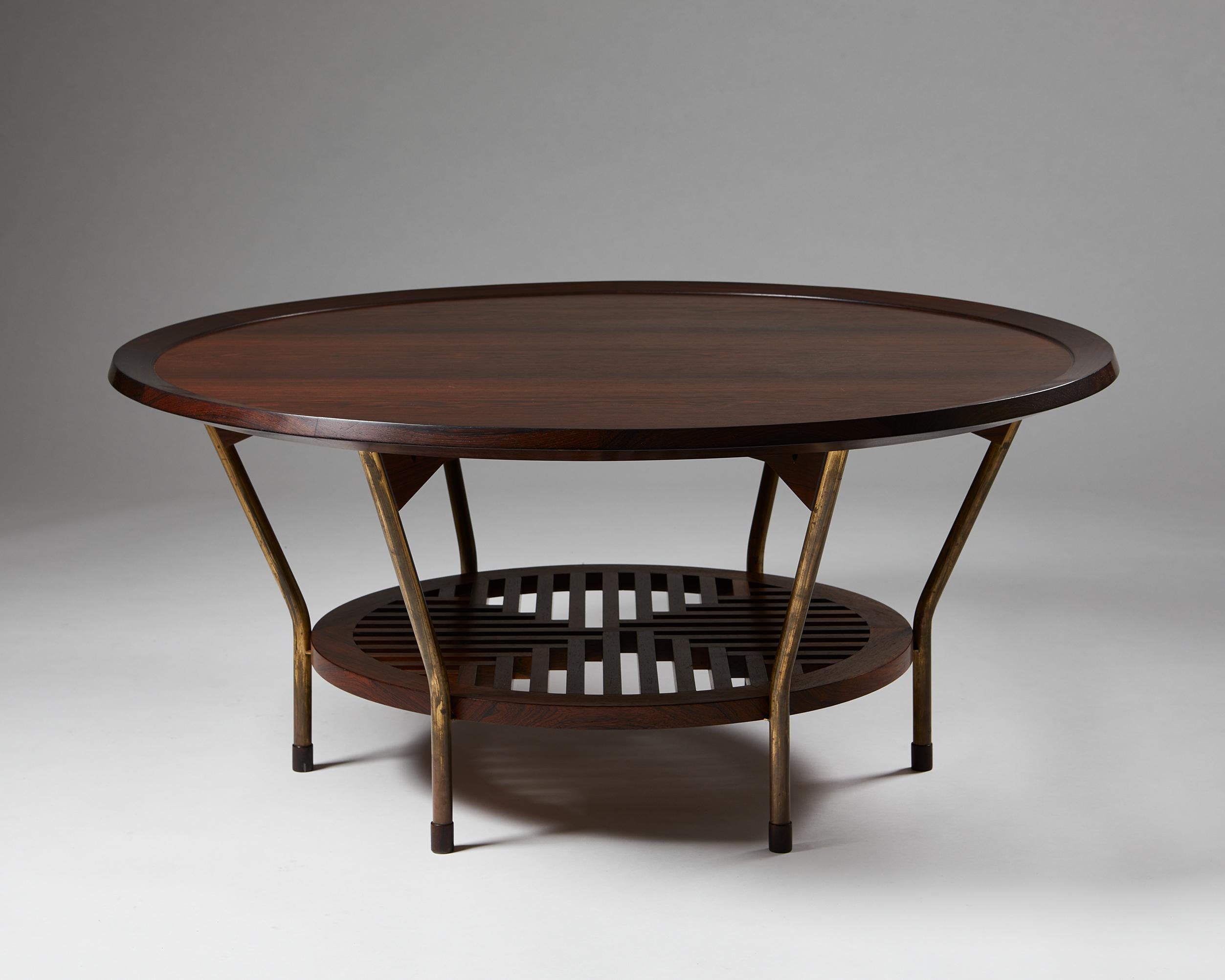Table d'appoint conçue par Frits Schlegel,
Danemark, 1949.

Bois de rose et laiton.

Une pièce unique.

Dimensions :
H : 52 cm / 1' 8 1/2