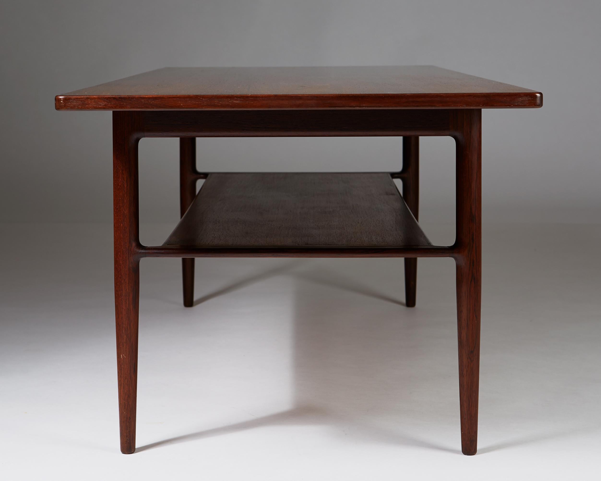 Occasional Table Designed by Ib Kofod-Larsen for Christensen & Larsen, Denmark In Excellent Condition For Sale In Stockholm, SE