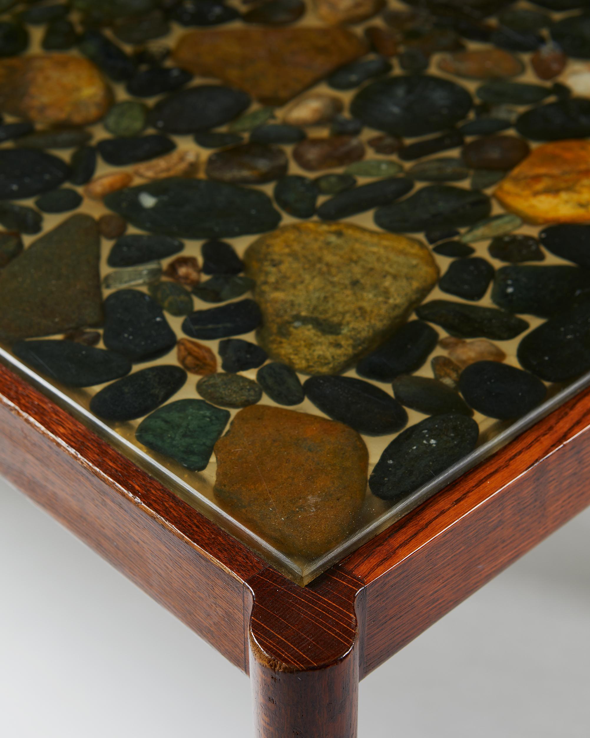 Rosewood and pebbles set in resin.

Measures: H 48 cm, 1' 7