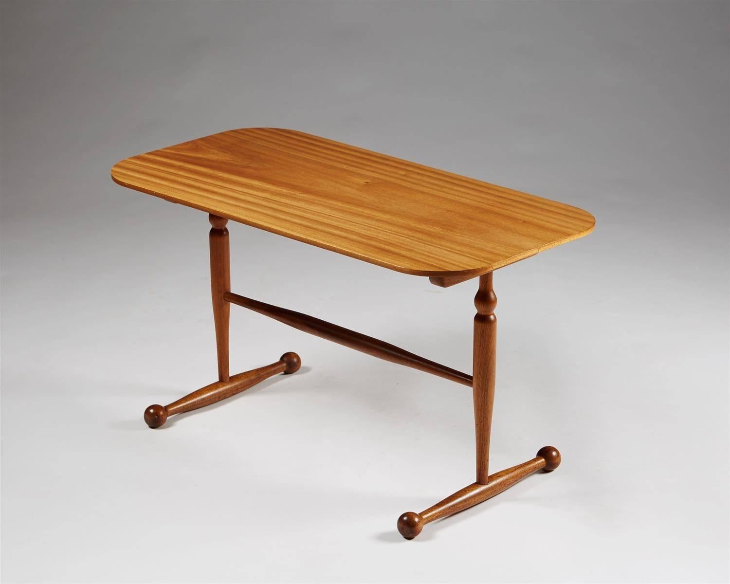 Tavolo da salotto disegnato da Josef Frank per Svenskt Tenn,
Svezia. 1950s.

Mogano.

H. H. 45 cm
L: 80 cm
D: 40 cm

Frank Josef Frank era un vero europeo, ma anche un pioniere di quello che sarebbe diventato il classico design svedese del XX secolo