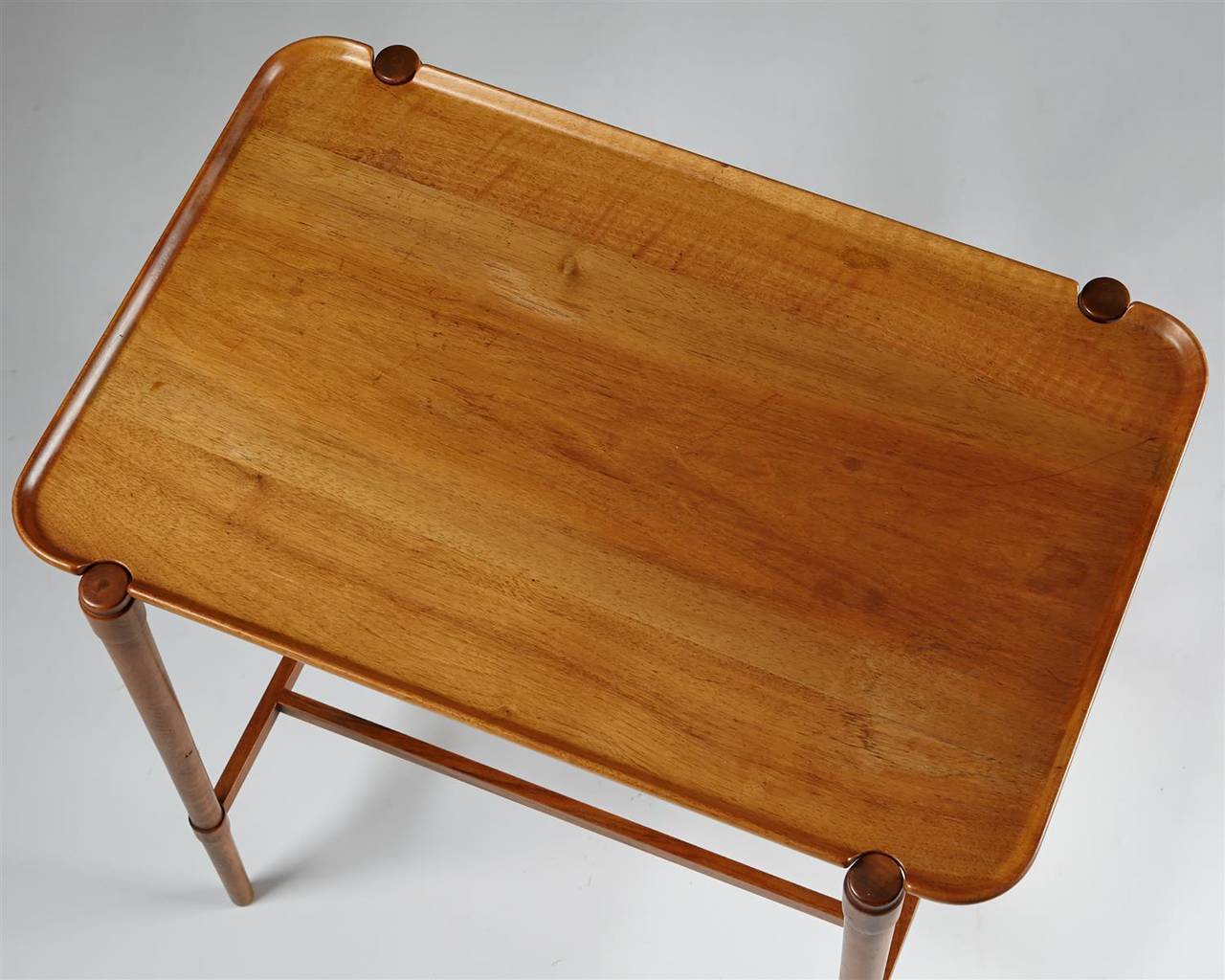 Occasional table designed by Peder Hvidt for Fritz Hansen, Denmark, 1943.
Solid walnut. Model no 1775.
Very rare model.