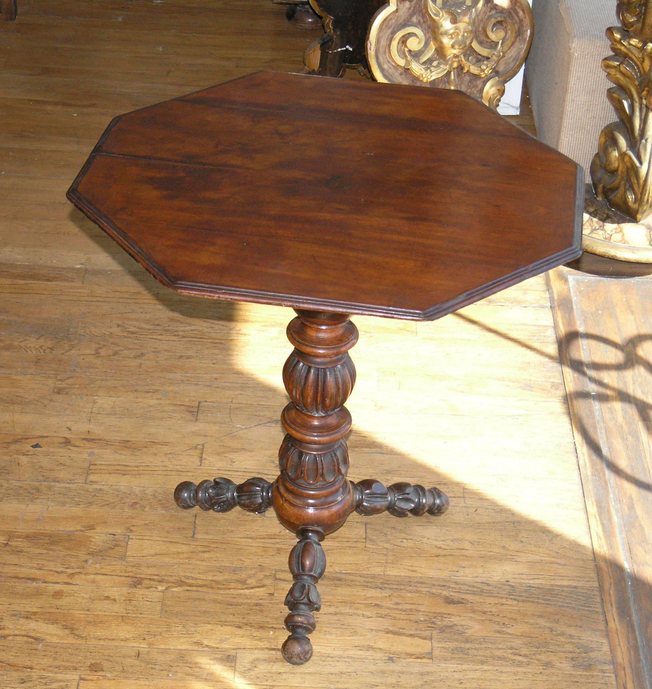 Octagonal top raised on a baluster turned support resting on a tripartite base 
