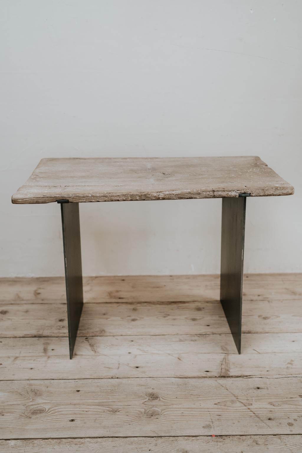 Wir haben diesen Tisch in unserer Werkstatt hergestellt und eine Platte aus antiker Kastanie auf einem modernen Eisengestell verwendet.