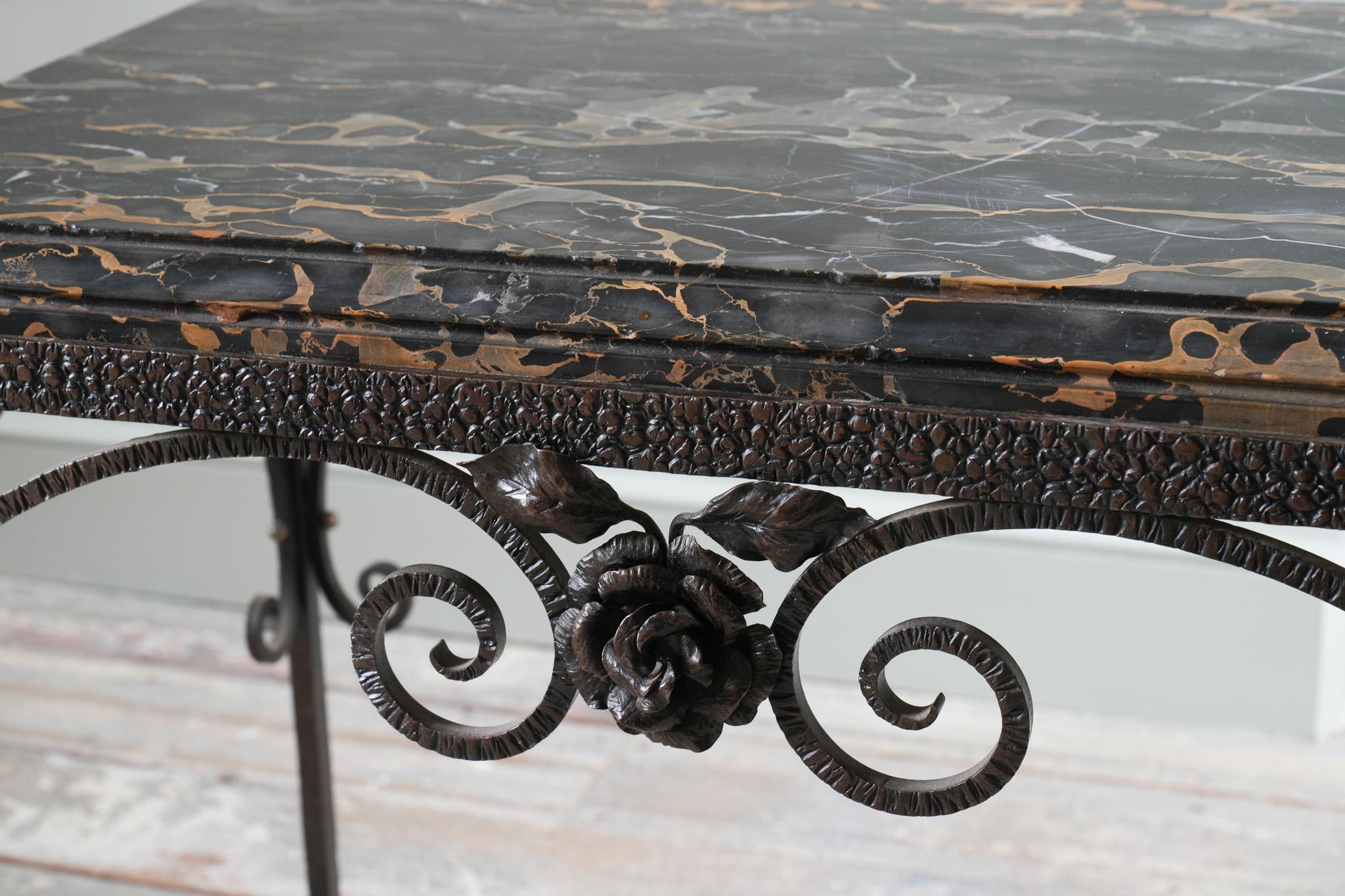 Table d'appoint à la manière d'Edgar Brand Bon état - En vente à Conwy, GB