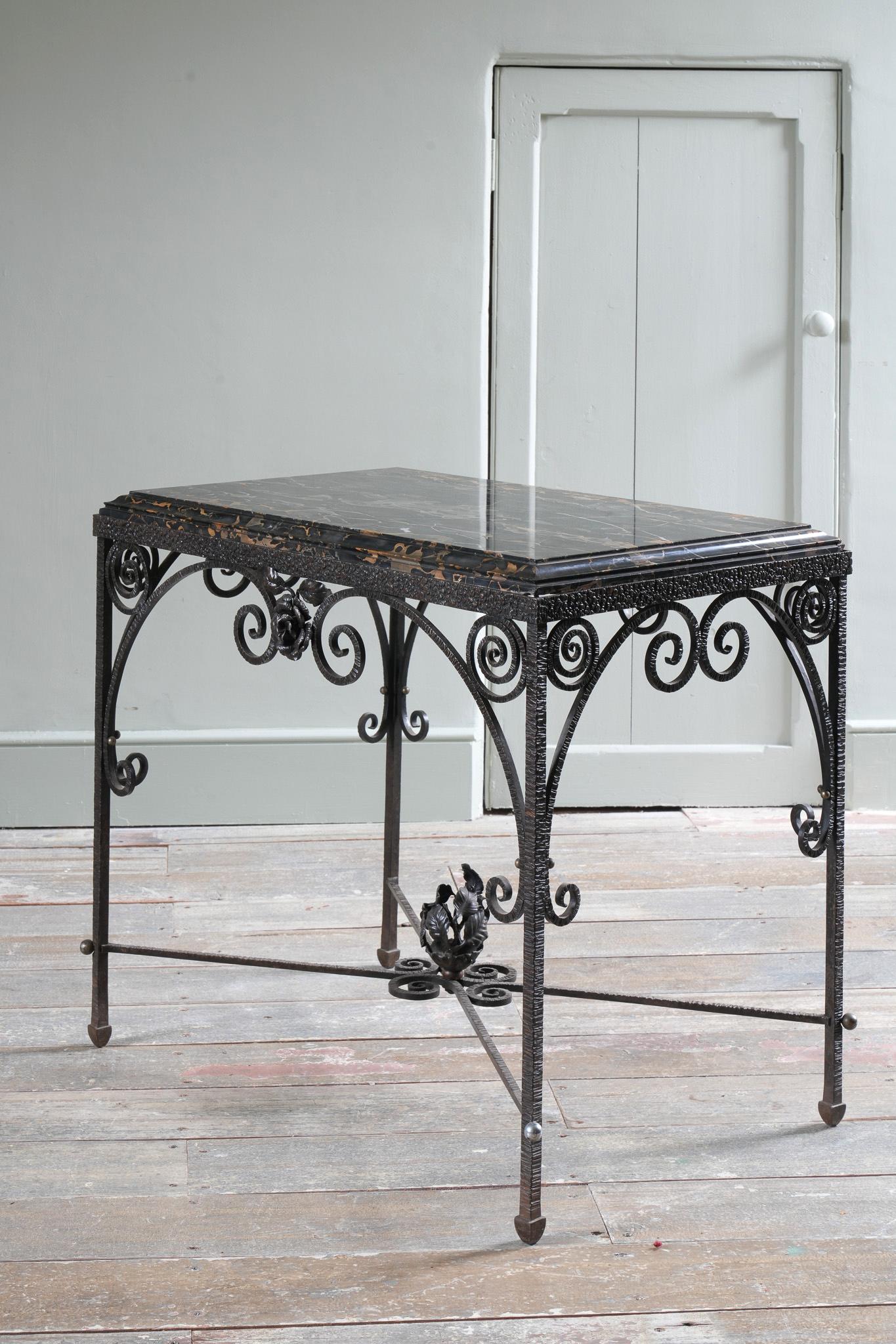 20ième siècle Table d'appoint à la manière d'Edgar Brand en vente
