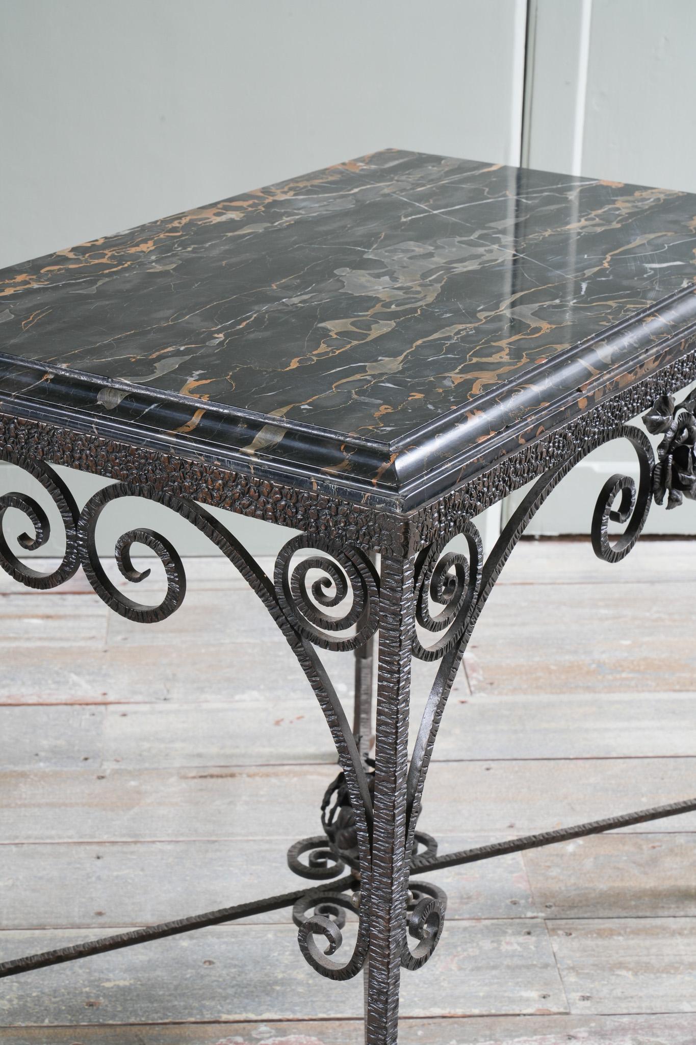 Table d'appoint à la manière d'Edgar Brand en vente 1