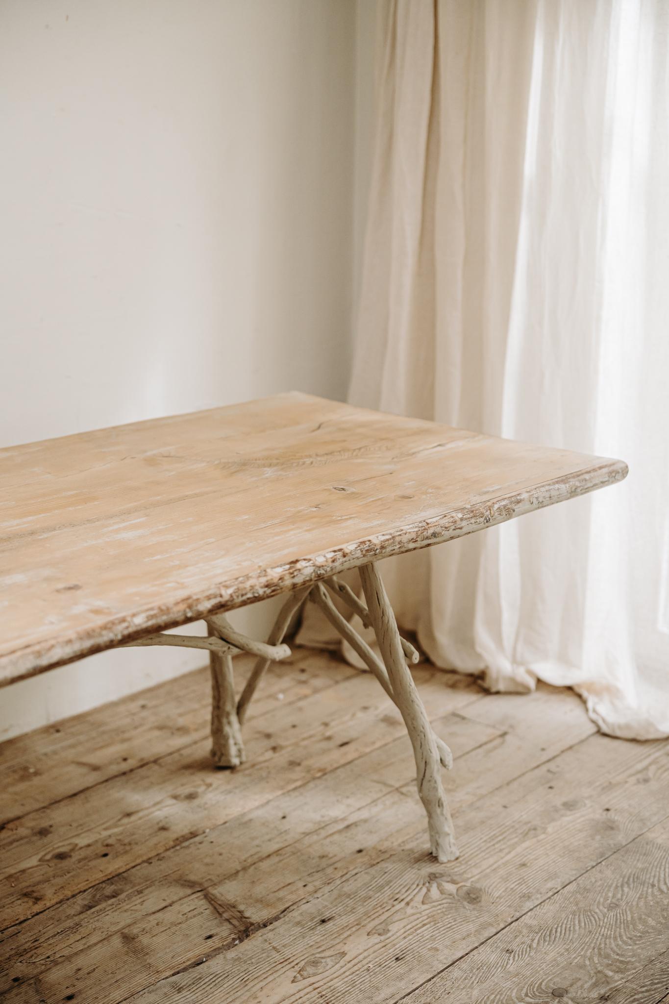 table d'appoint en bois de cèdre ancien ... en vente 8