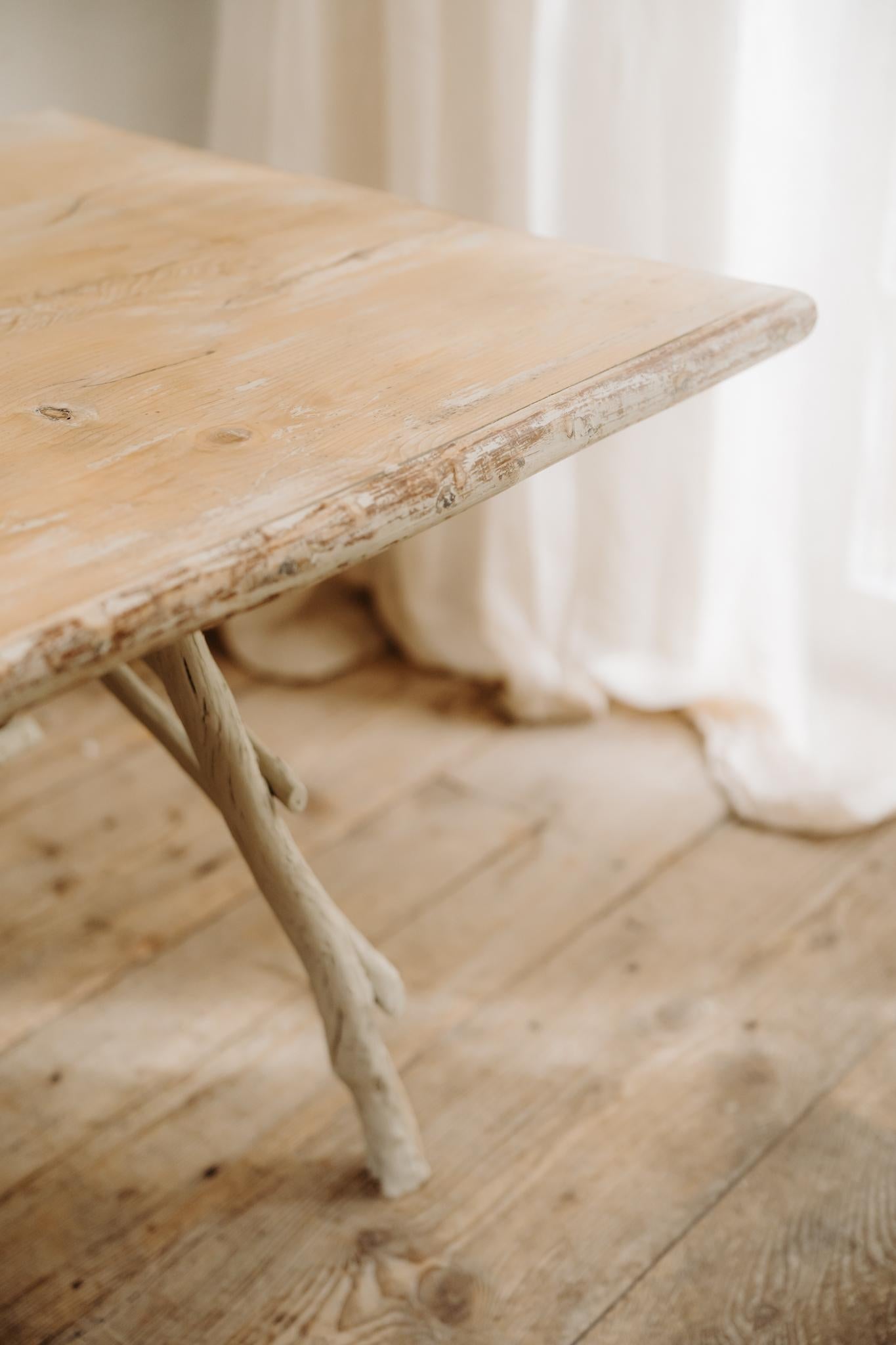 table d'appoint en bois de cèdre ancien ... en vente 11
