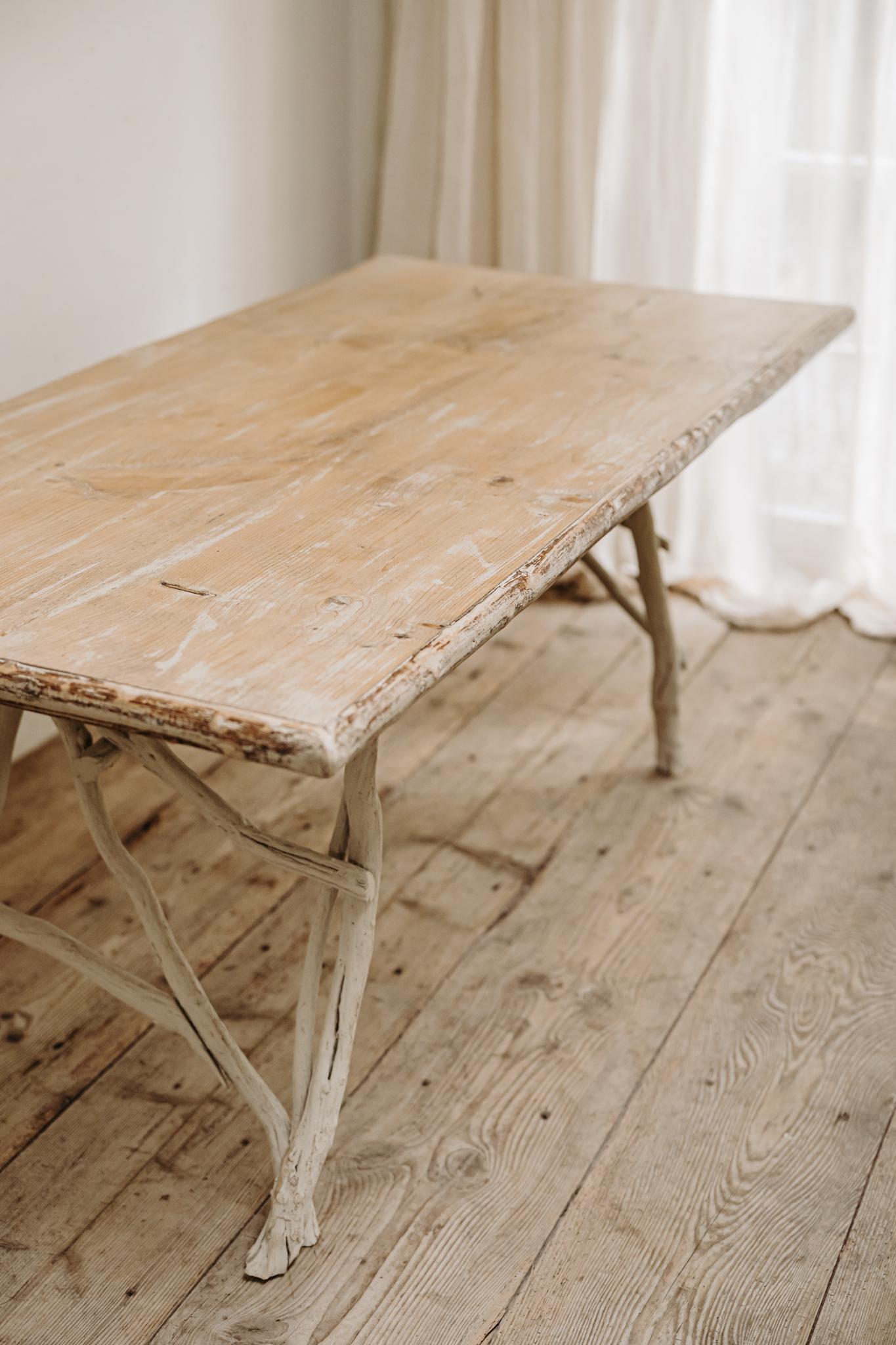 une table d'appoint en bois de cèdre ancien combiné à de l'Ulex Europaeus (ajonc). unique, excentrique, différent, belle patine, peut être utilisé comme table de salle à manger/console/écritoire  ...