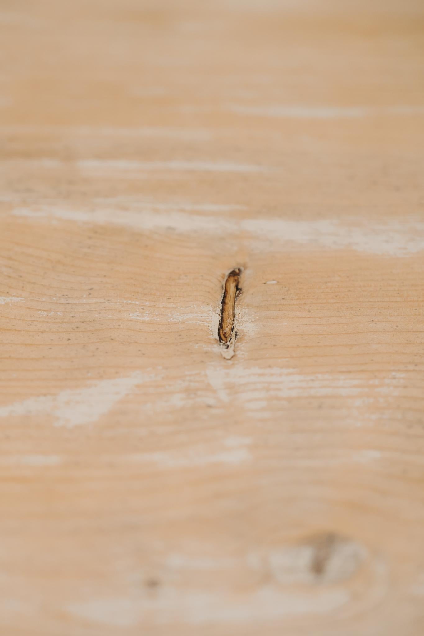 Français table d'appoint en bois de cèdre ancien ... en vente