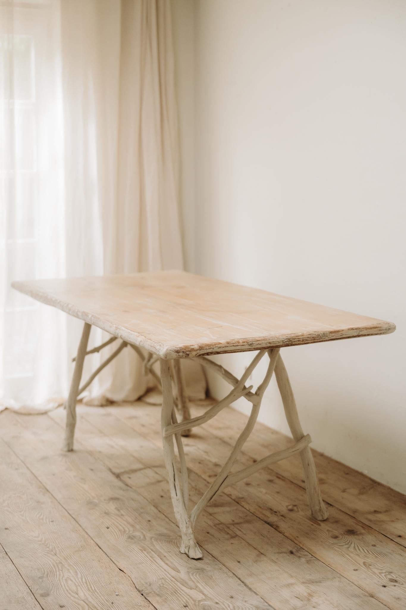 table d'appoint en bois de cèdre ancien ... Bon état - En vente à Brecht, BE