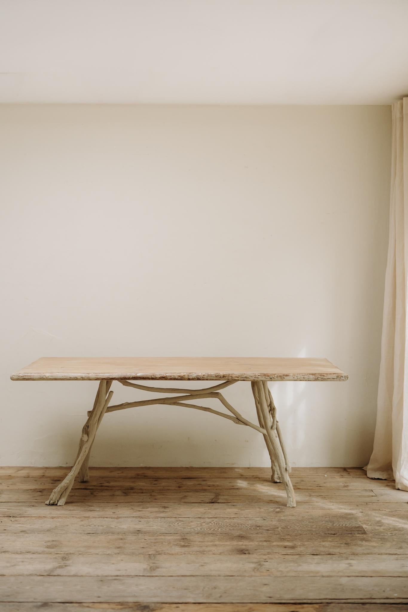 Cèdre table d'appoint en bois de cèdre ancien ... en vente