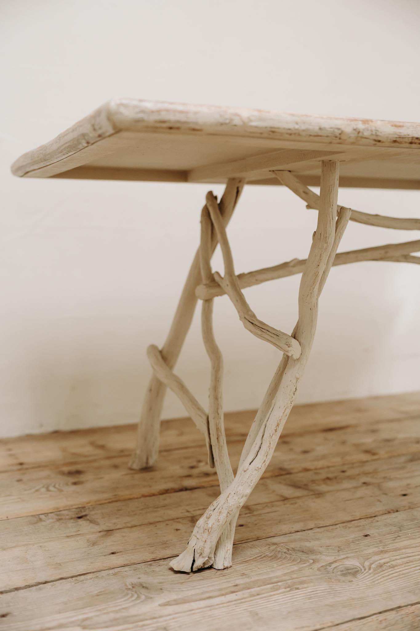 table d'appoint en bois de cèdre ancien ... en vente 1