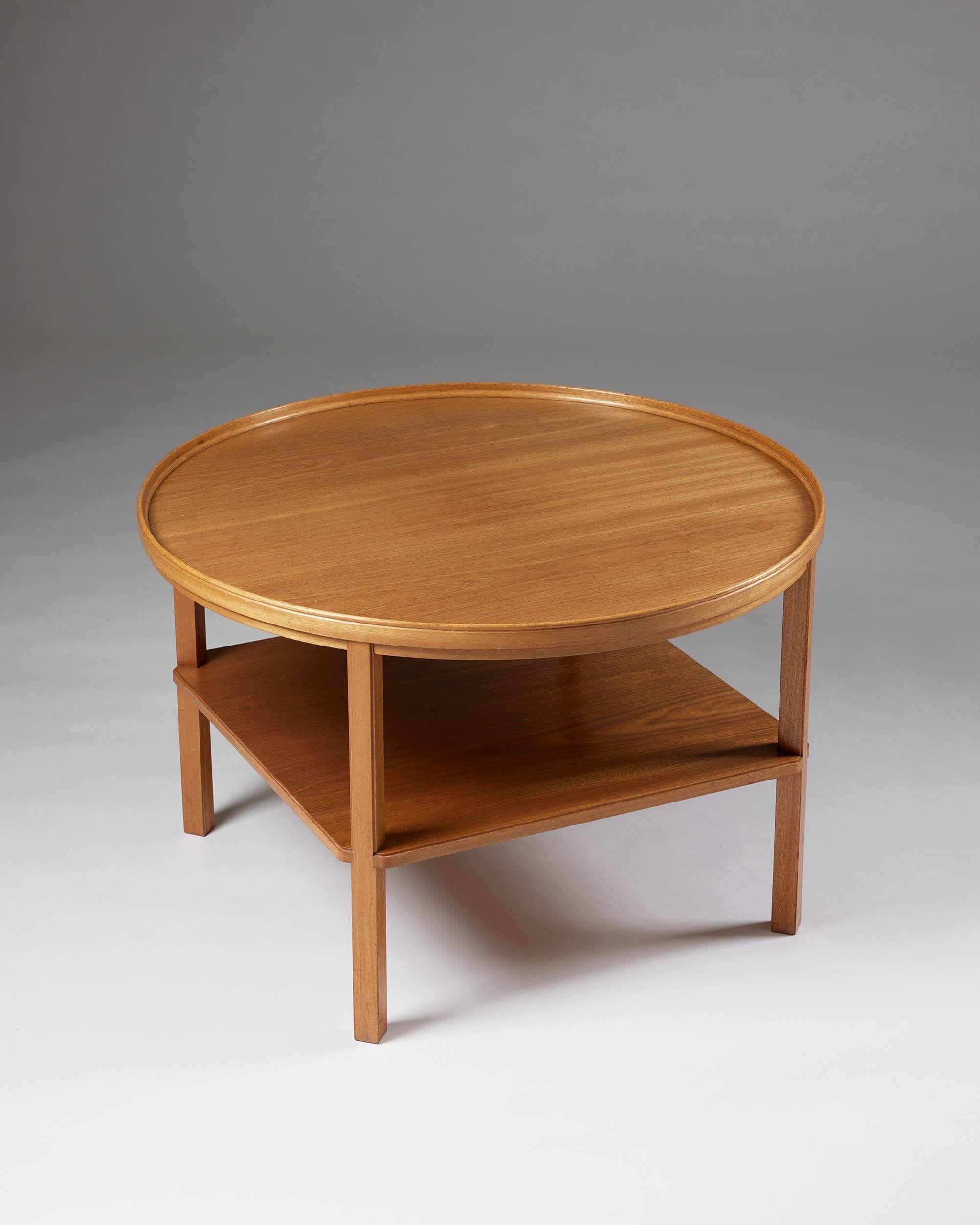 Occasional table model 6687 designed by Kaare Klint for Rud. Rasmussen
Denmark, 1927

Mahogany.

Stamped.


H: 52 cm / 20 1/2''
Diameter: 80 cm / 2' 7 1/2''
