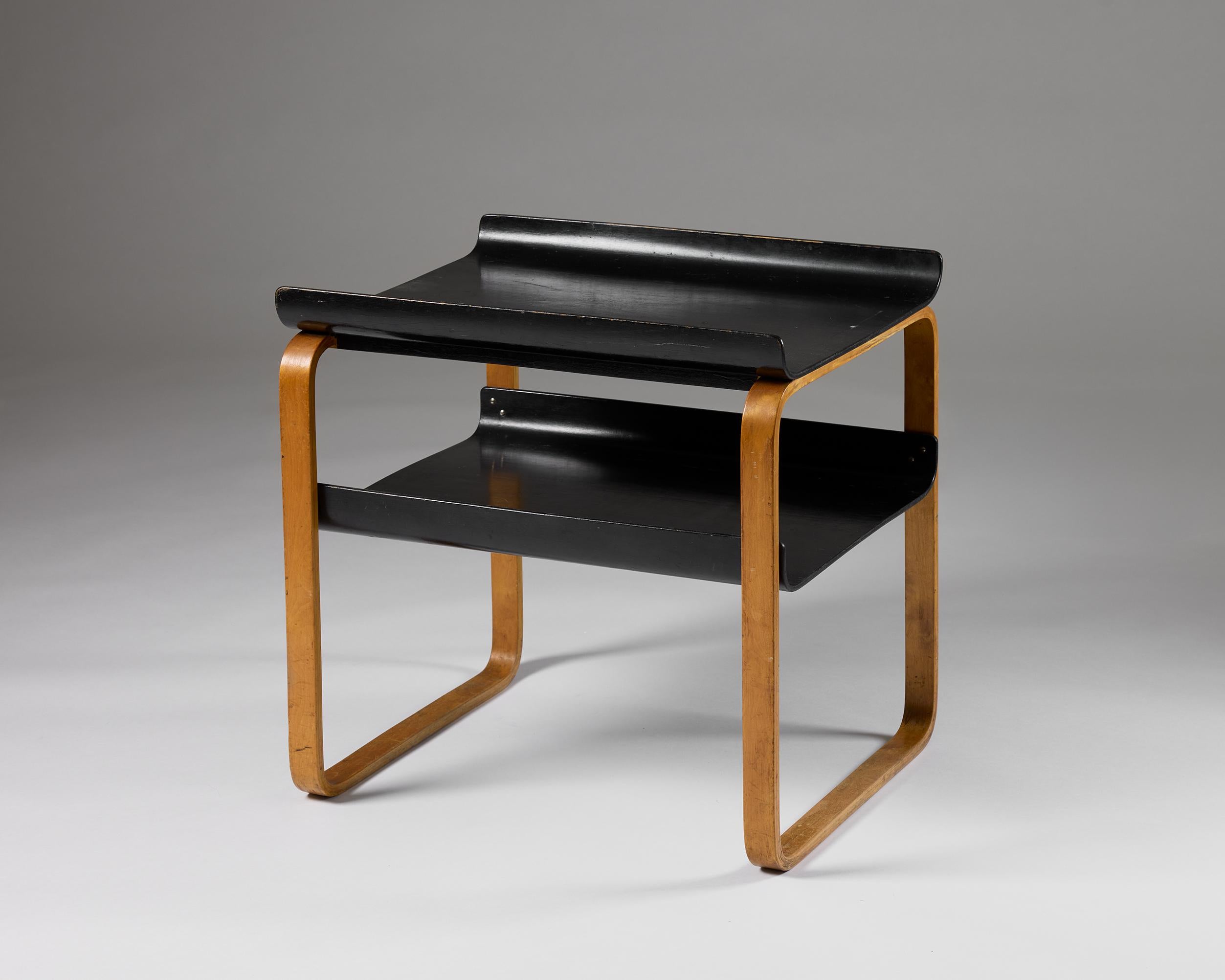 El modelo fue diseñado en 1931-32 para el Sanatorio de Paimio, Finlandia.

Creada originalmente para el Sanatorio Paimio de Finlandia, la mesa refleja el compromiso de Aalto con el diseño centrado en el ser humano y su trabajo pionero con técnicas