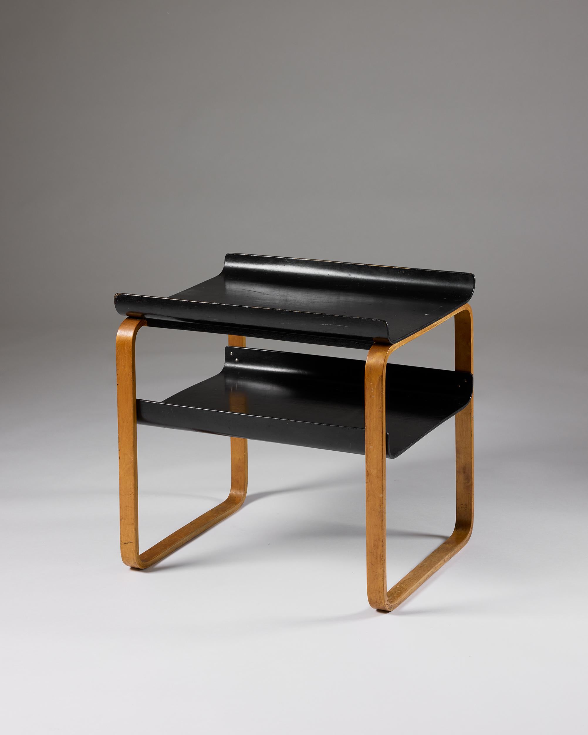 Mesa auxiliar modelo 915 Diseñada por Alvar Aalto Finlandia, años 30 Sueco en venta