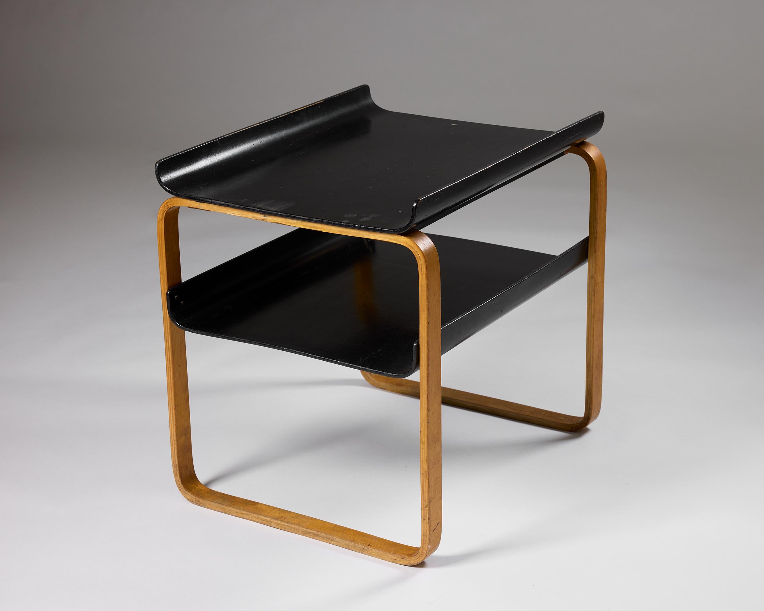 Mesa auxiliar modelo 915 Diseñada por Alvar Aalto Finlandia, años 30 mediados del siglo XX en venta