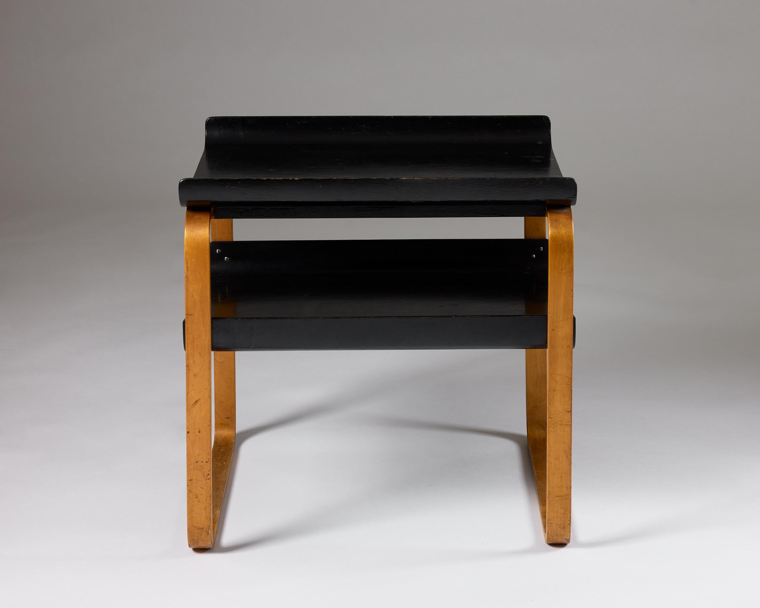 Mesa auxiliar modelo 915 Diseñada por Alvar Aalto Finlandia, años 30 Madera curvada en venta