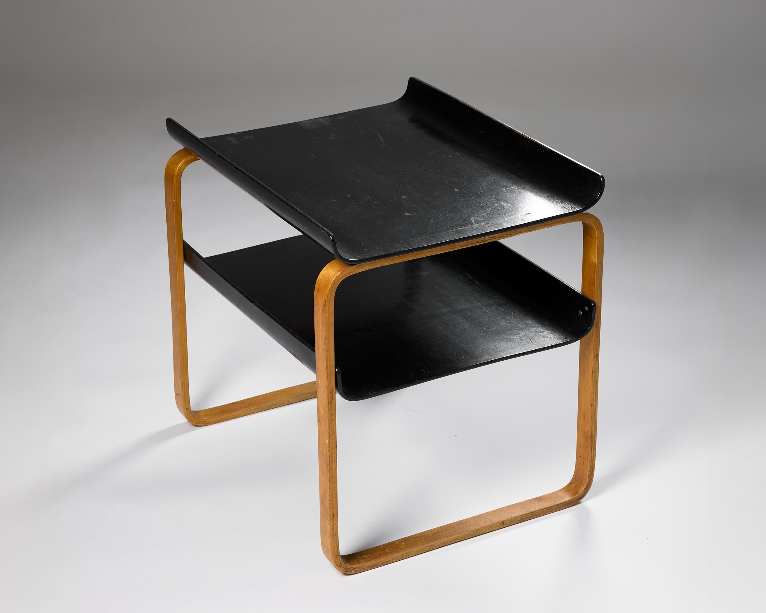 Mesa auxiliar modelo 915 Diseñada por Alvar Aalto Finlandia, años 30 en venta 2