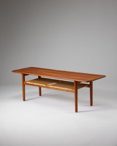 Mesa auxiliar "Modelo AT-10" diseñada por Hans J. Wegner para Andreas Tuck