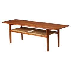 Mesa auxiliar "Modelo AT-10" diseñada por Hans J. Wegner para Andreas Tuck