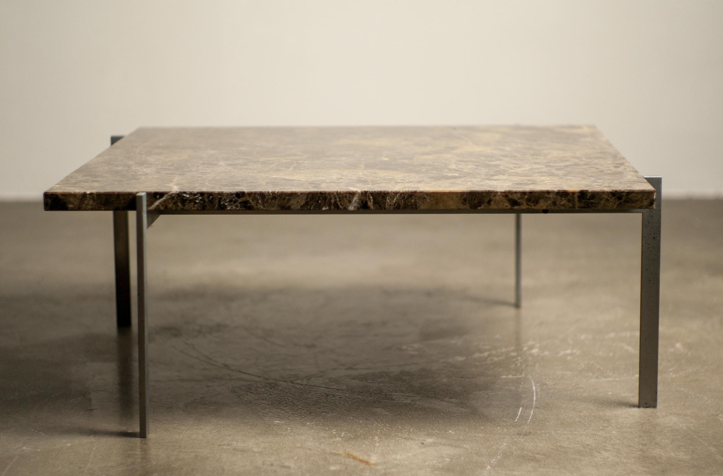 Table basse PK 61 précoce conçue par Paul Kjaerholm pour E. Kold Christensen en bon état vintage avec un spectaculaire plateau en marbre brun foncé, achetée en 1957. Le cadre en acier chromé mat n'est pas marqué et présente une rouille superficielle