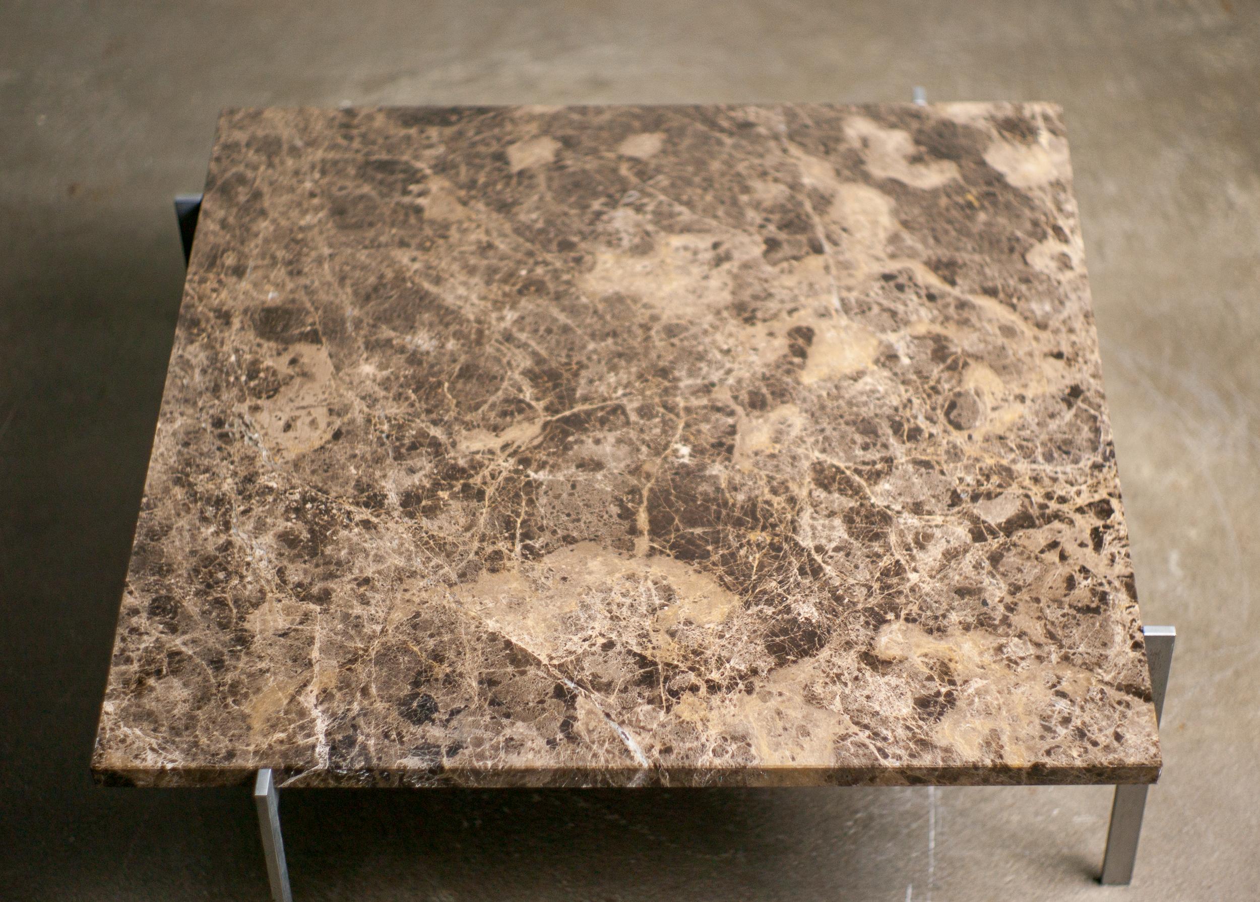 Früher PK 61 Couchtisch, entworfen von Paul Kjaerholm für E. Kold Christensen, in gutem Vintage-Zustand mit spektakulärer dunkelbrauner Marmorplatte, erworben 1957. Der mattverchromte Stahlrahmen ist unbeschriftet und weist leichten Oberflächenrost