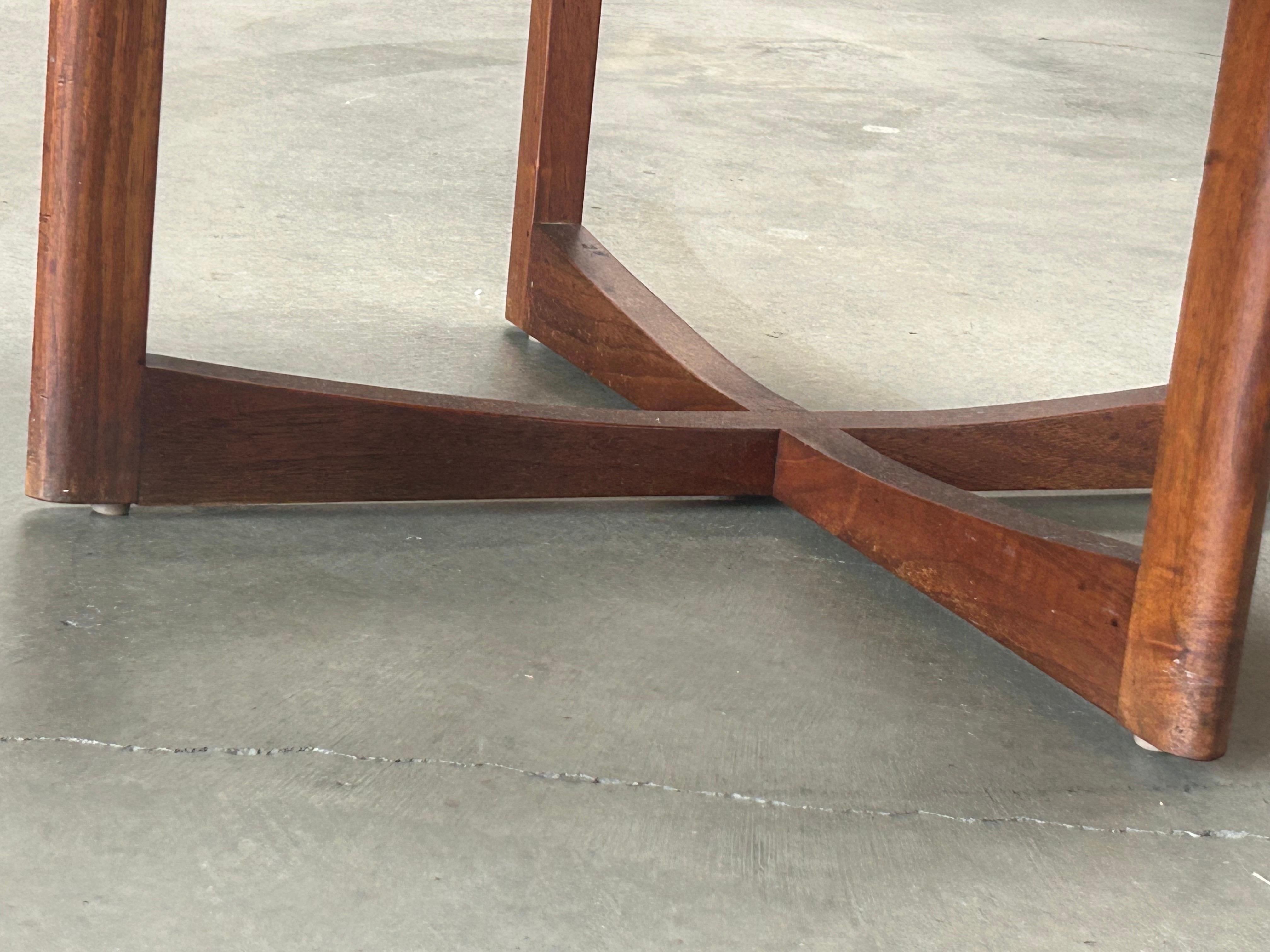 Originelles modernes Design.
Begrenzt.
Sockel aus geschnitztem Nussbaumholz mit originaler Schieferplatte.
Der Sockel hat oben in der Mitte einen kleinen Zapfen, der in ein Loch unter der Schieferplatte passt und für Stabilität sorgt. 
Originaler
