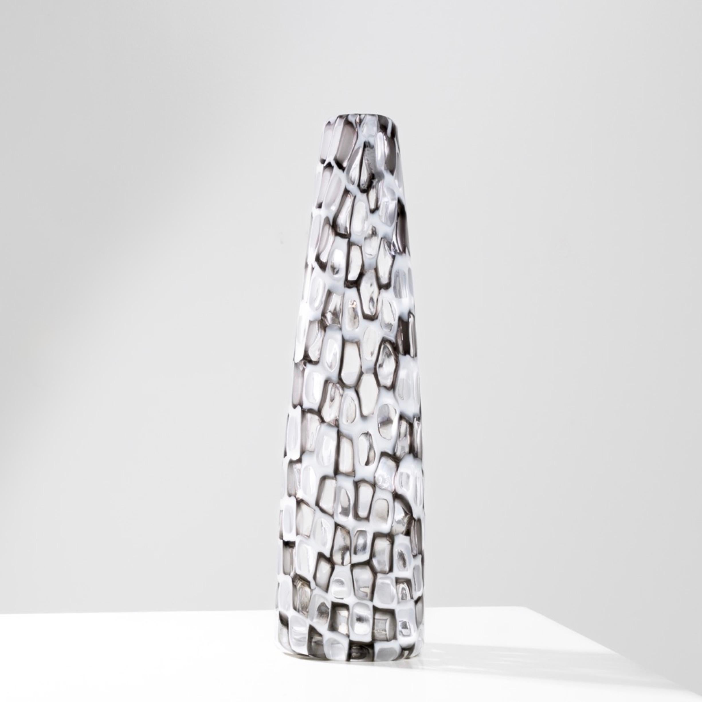 Occhi by Tobia Scarpa – Quadrangular shaped vase
“Occhi” vase by Tobia Scarpa.
Quadrangular shaped vase from the occhi series.
Made up of an arrangement of white and clear glass murrines and black and clear glass murrines.
