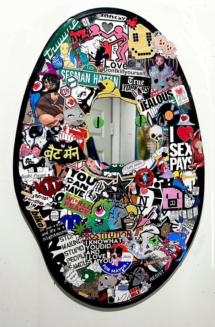 Aufkleber auf einem Spiegel mit Permanentmarker. Einzigartig 

Pop Art eines aufstrebenden Künstlers, der einen vertrauten Collage-Stil und berühmte Straßen- und Pop-Künstler verwendet, um eine einzigartige Mischung aus Nostalgie und Spaß zu