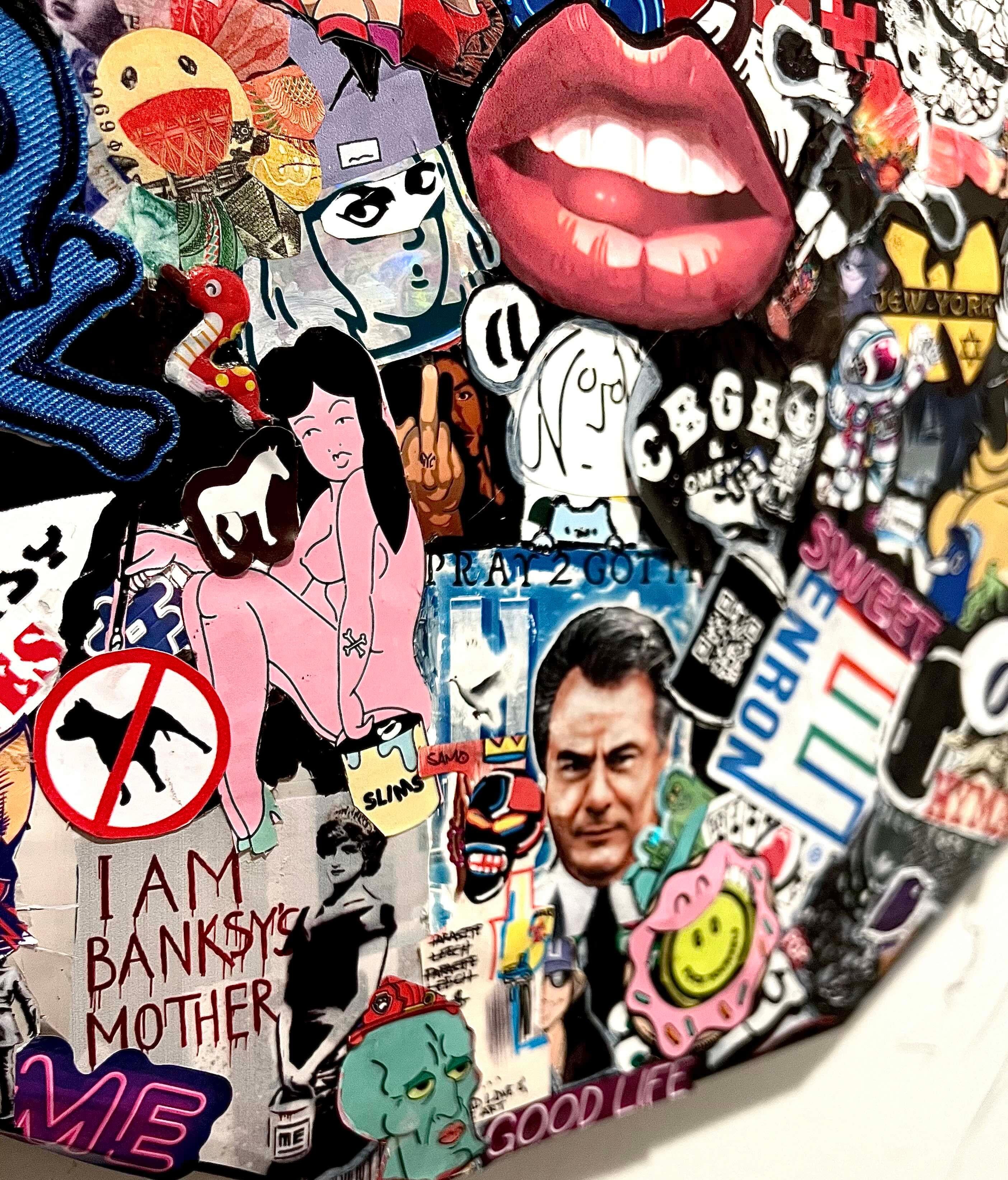 Autocollants sur un miroir avec un marqueur permanent. Unique en son genre 

Pop art d'un artiste émergent utilisant un style familier de collage et des artistes de rue et pop célèbres pour créer un mélange unique de nostalgie et d'amusement.