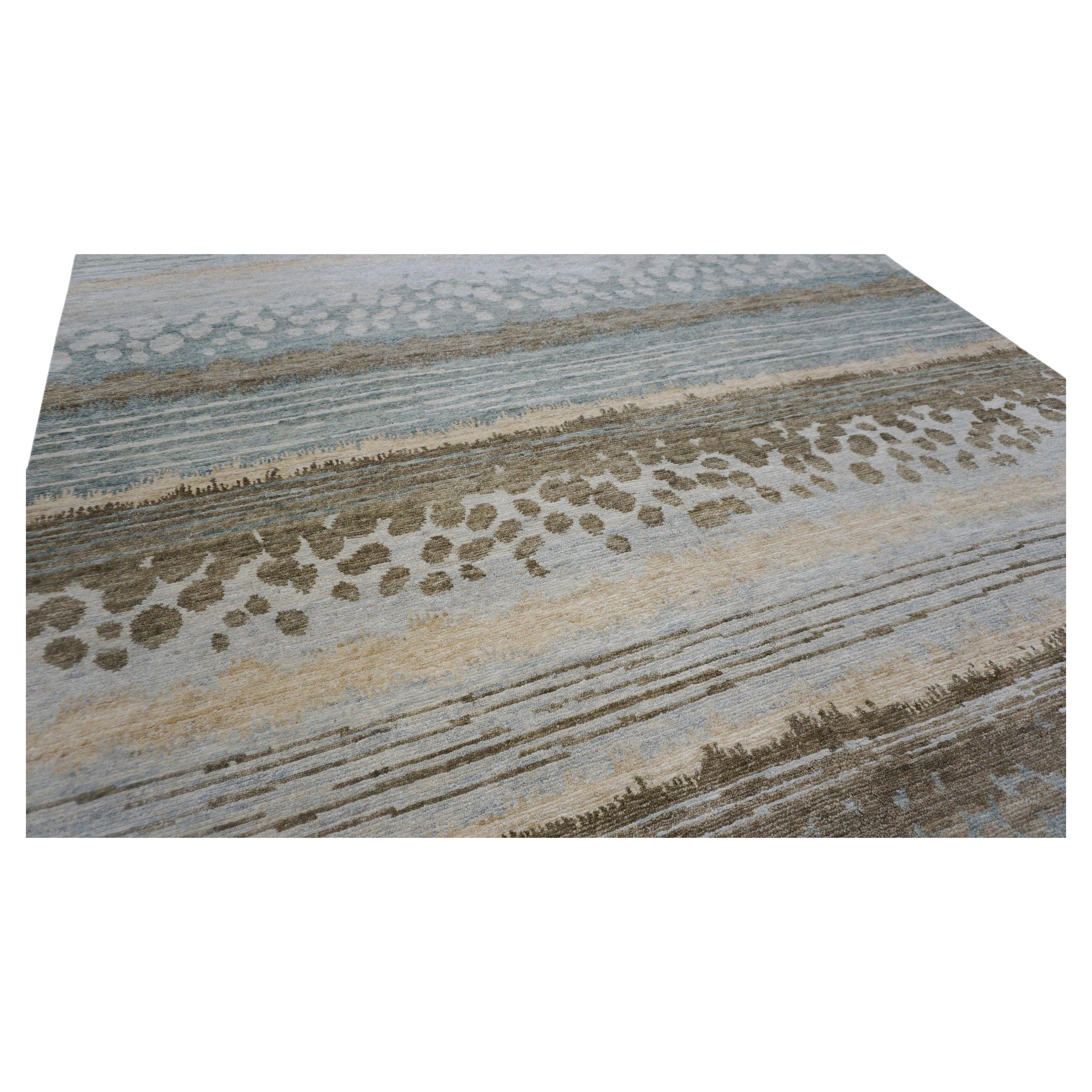 Ce magnifique tapis en laine noué à la main est un bel exemple de tissage tibétain moderne, connu pour sa texture luxueuse et sa sensibilité au design abstrait. Fabriqué par des artisans qualifiés selon les techniques traditionnelles de nouage
