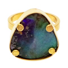 Goldring mit australischem ozeanblauem Boulder-Opal